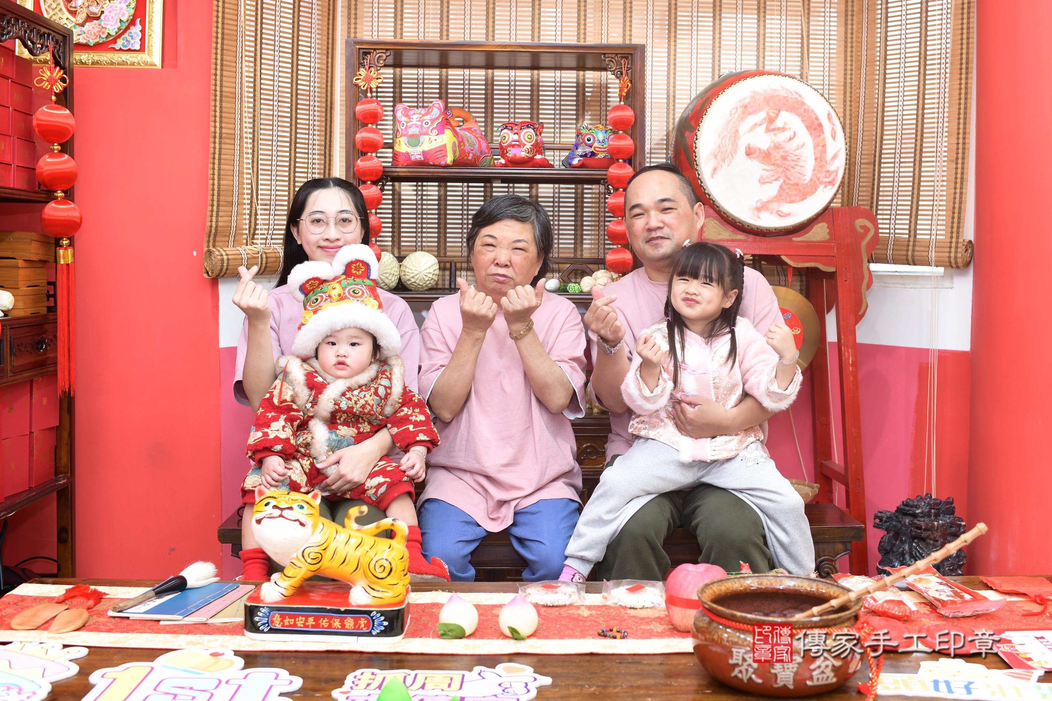抓周儀式【福虎歌】朗誦祝福：虎爺保佑寶寶吉祥，趨吉避凶。  在中國和台灣，虎爺是兒童的守護神，週歲有虎爺保佑，可以象徵吉祥平安。  高雄店抓周。爸爸媽媽和虎爺一起拍個合照，保佑孩子平安健康長大喔^^