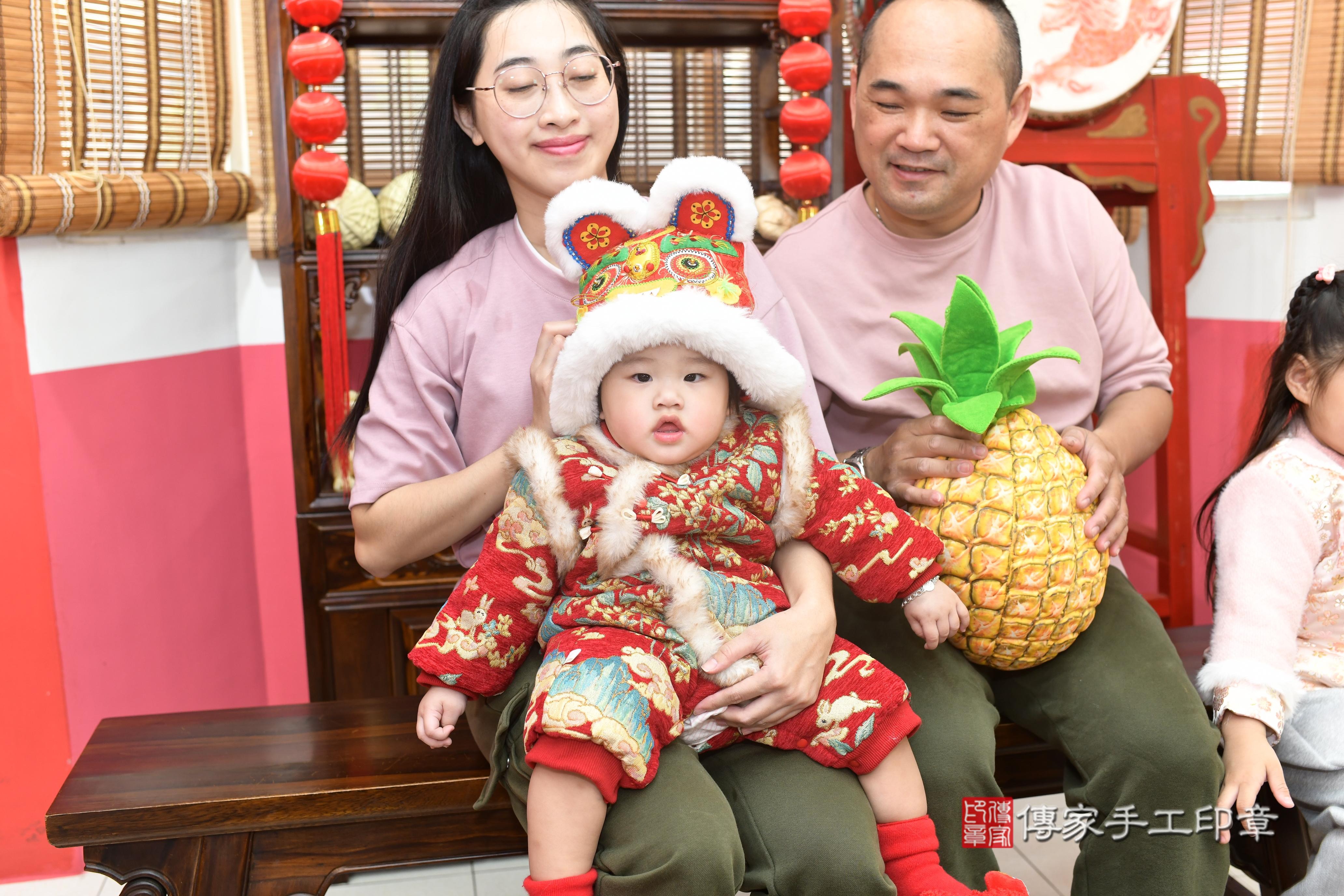 抓周儀式【福虎歌】朗誦祝福：虎爺保佑寶寶吉祥，趨吉避凶。  在中國和台灣，虎爺是兒童的守護神，週歲有虎爺保佑，可以象徵吉祥平安。  高雄店抓周。爸爸媽媽和虎爺一起拍個合照，保佑孩子平安健康長大喔^^