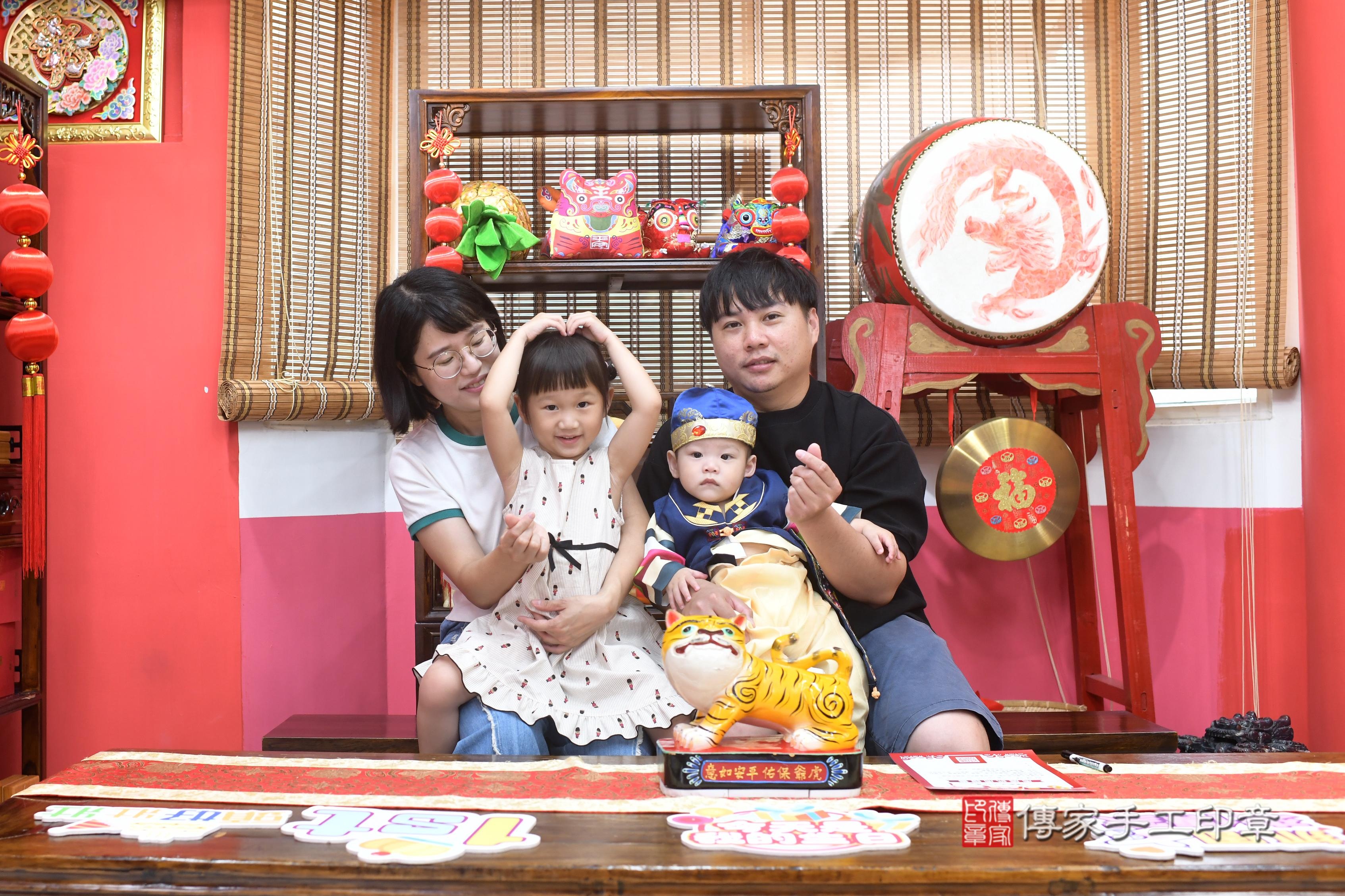 傳家手工印章高雄店、抓周、度脺、中國風會場、傳家嬰兒古禮、吉祥話、抓周道具物品24種、拍照。抓周證書。寶寶抓周、滿周歲、生日快樂、祝福