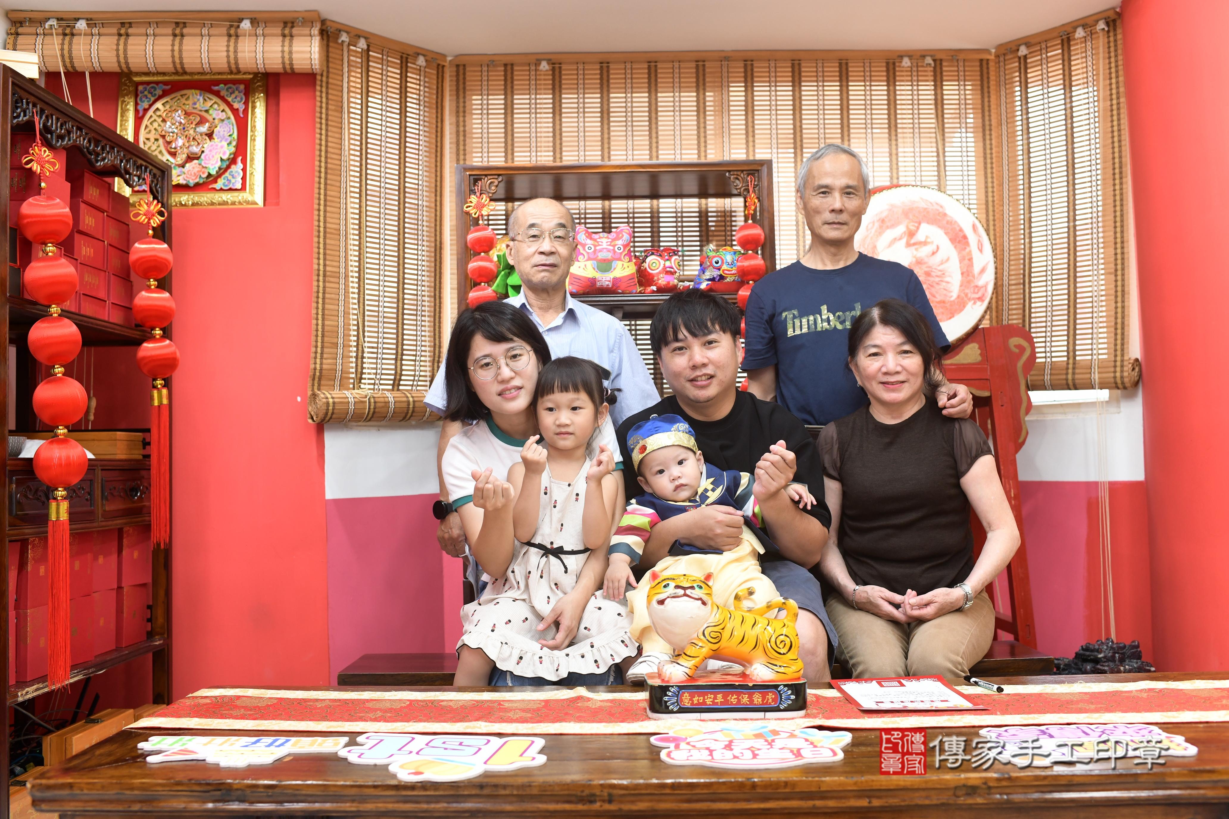 傳家手工印章高雄店、抓周、度脺、中國風會場、傳家嬰兒古禮、吉祥話、抓周道具物品24種、拍照。抓周證書。寶寶抓周、滿周歲、生日快樂、祝福