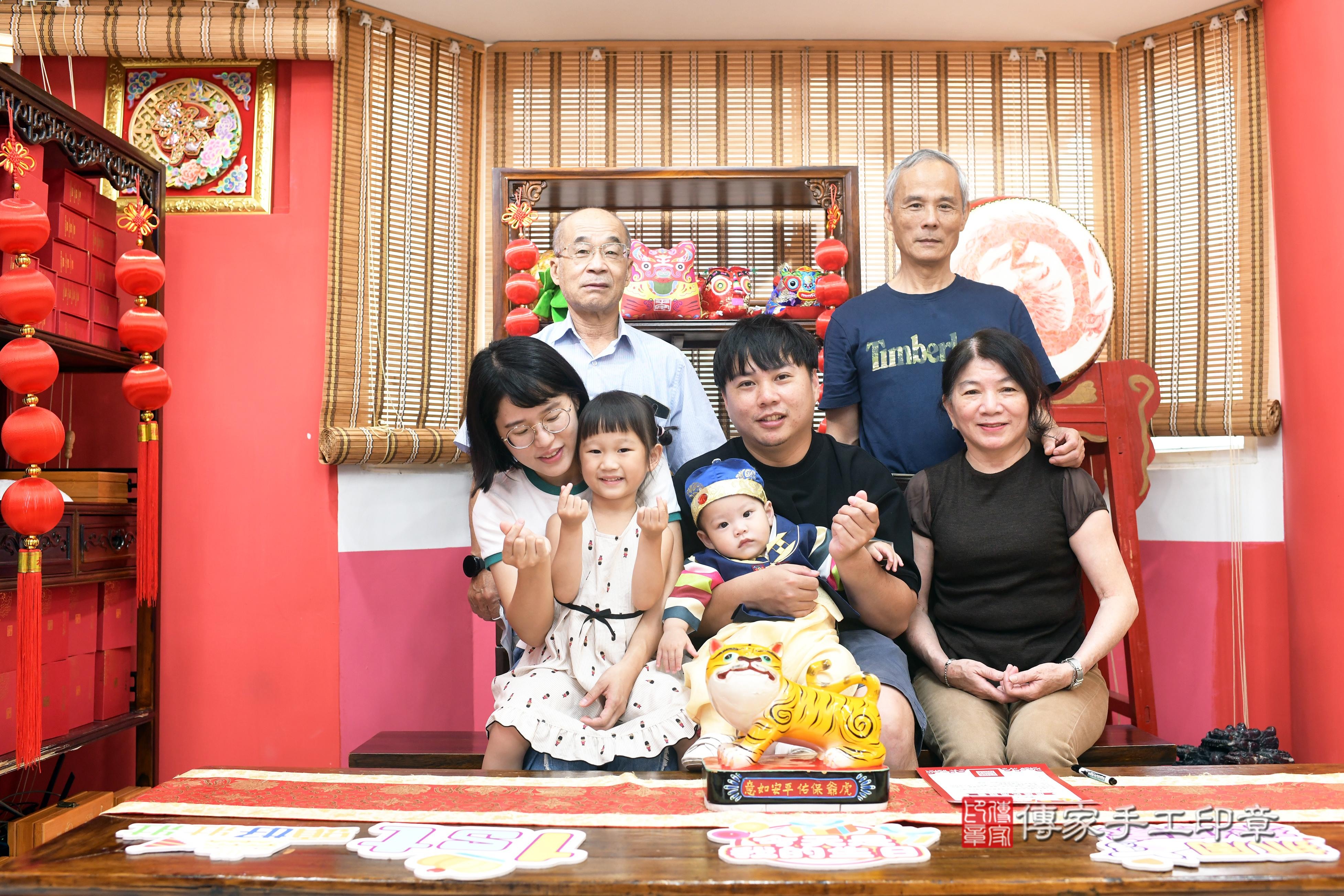 傳家手工印章高雄店、抓周、度脺、中國風會場、傳家嬰兒古禮、吉祥話、抓周道具物品24種、拍照。抓周證書。寶寶抓周、滿周歲、生日快樂、祝福