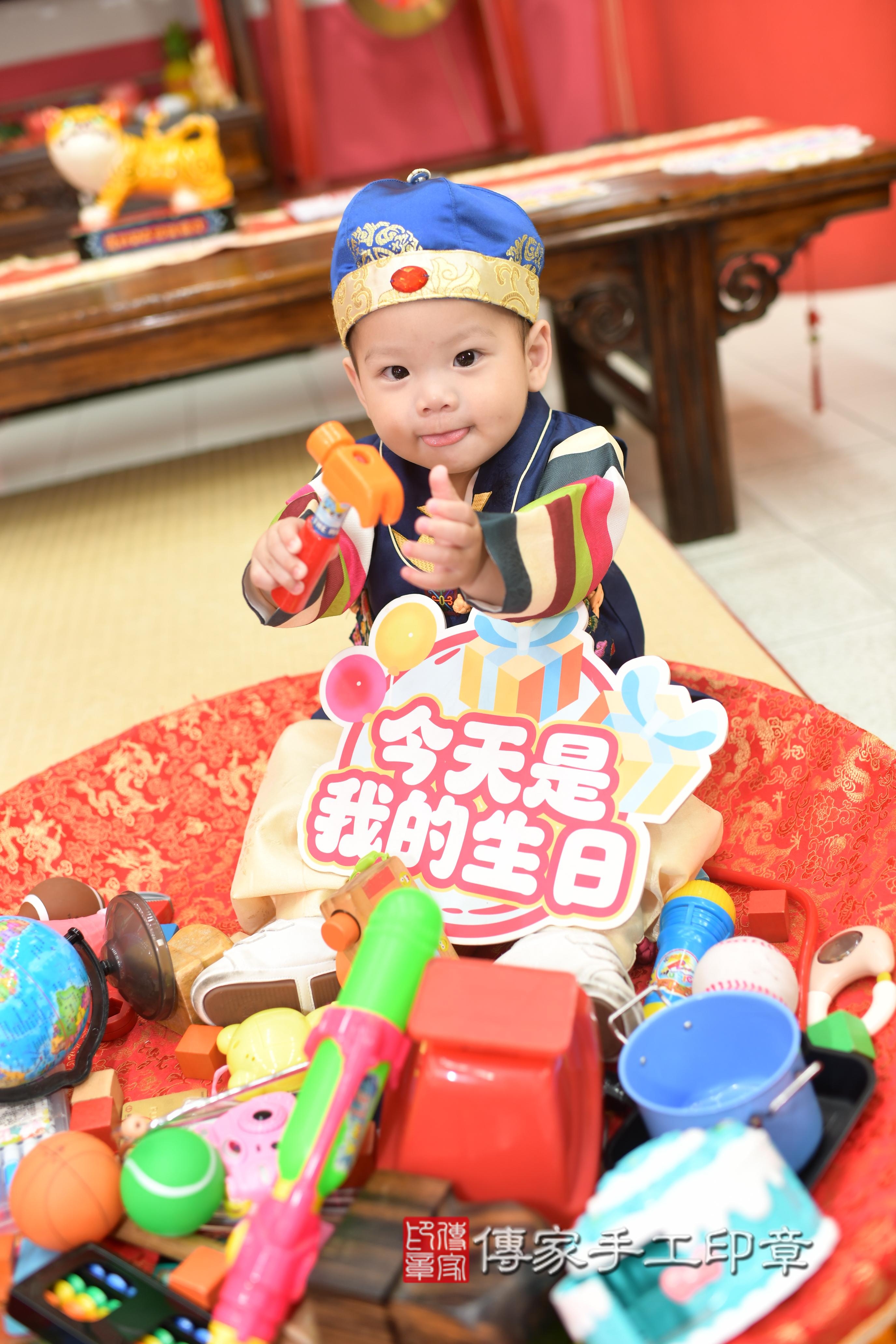 傳家手工印章高雄店、抓周、度脺、中國風會場、傳家嬰兒古禮、吉祥話、抓周道具物品24種、拍照。抓周證書。寶寶抓周、滿周歲、生日快樂、祝福