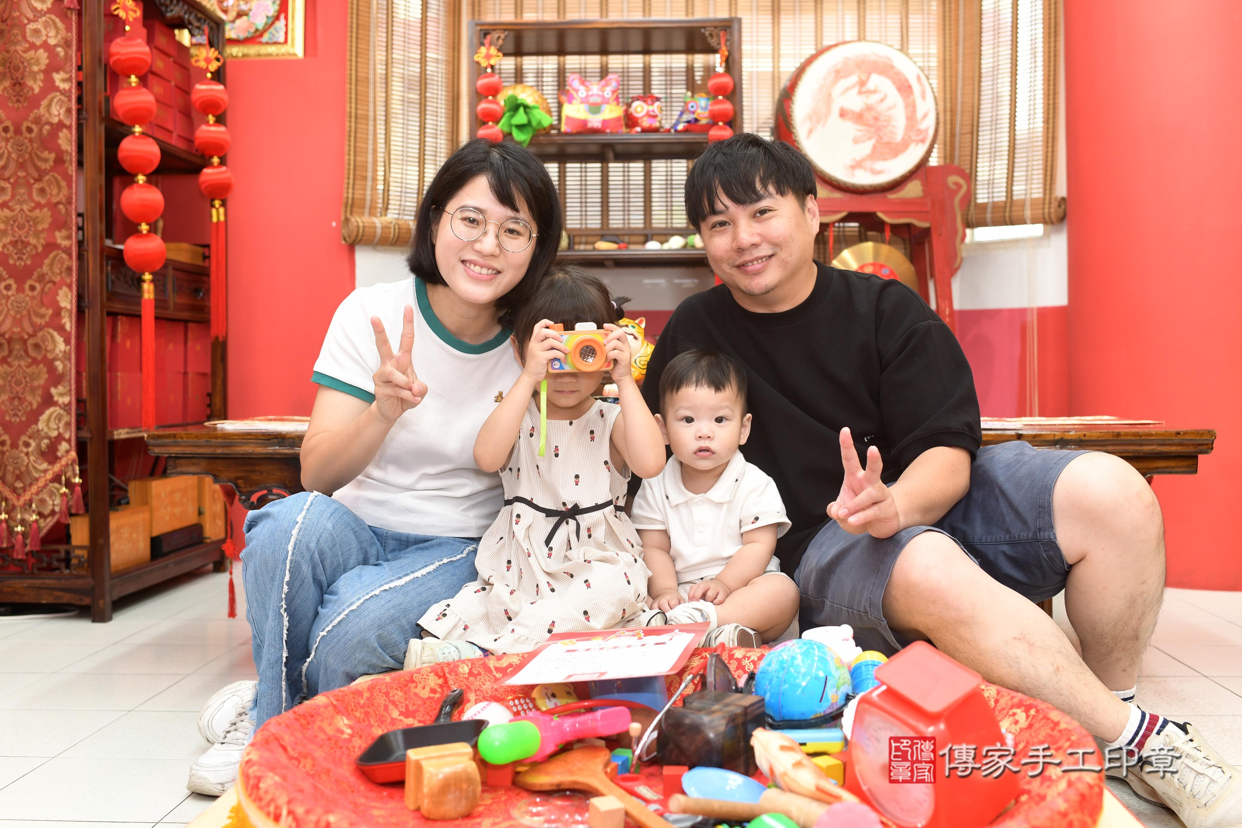 傳家手工印章高雄店、抓周、度脺、中國風會場、傳家嬰兒古禮、吉祥話、抓周道具物品24種、拍照。抓周證書。寶寶抓周、滿周歲、生日快樂、祝福