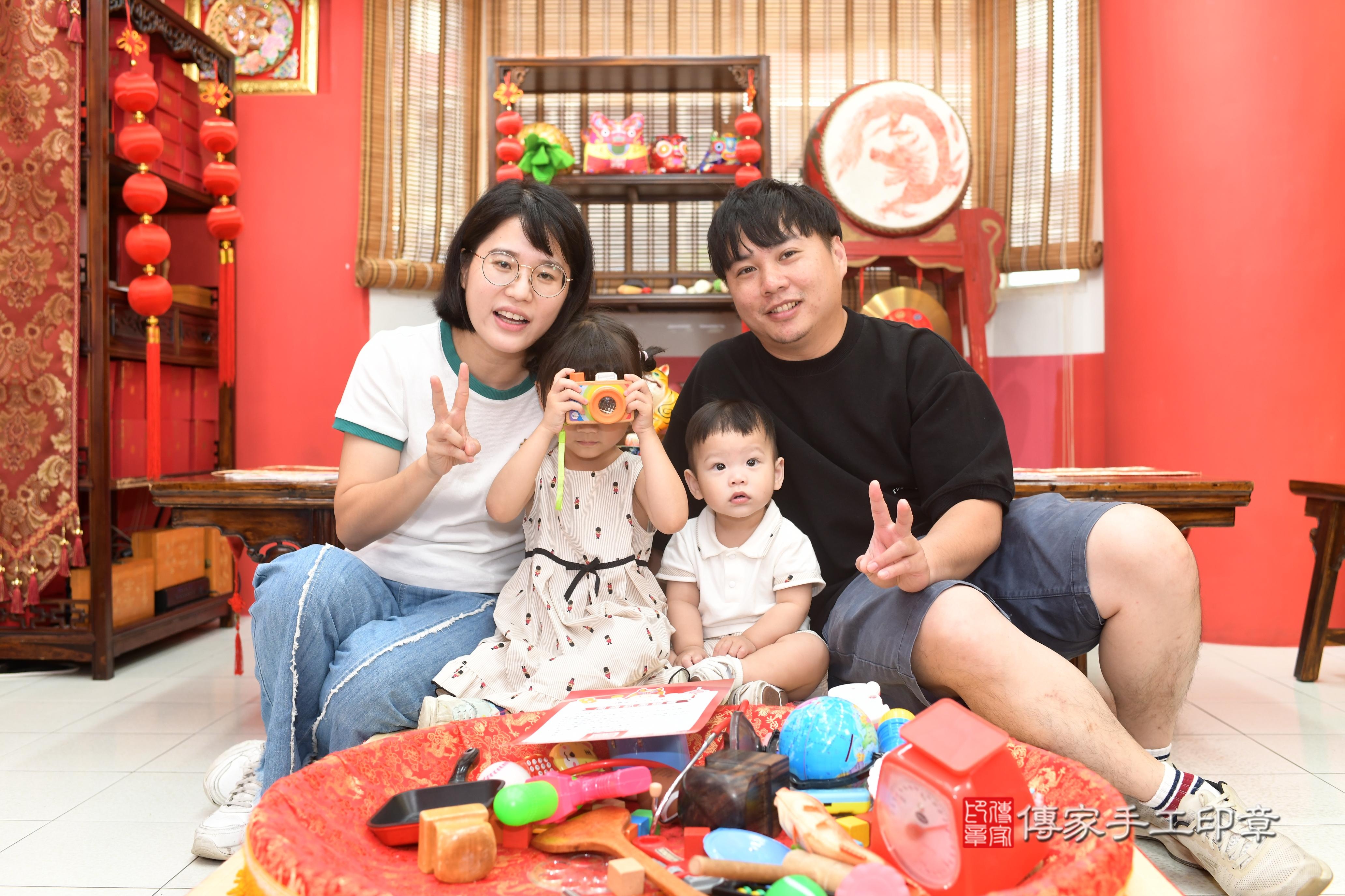 傳家手工印章高雄店、抓周、度脺、中國風會場、傳家嬰兒古禮、吉祥話、抓周道具物品24種、拍照。抓周證書。寶寶抓周、滿周歲、生日快樂、祝福