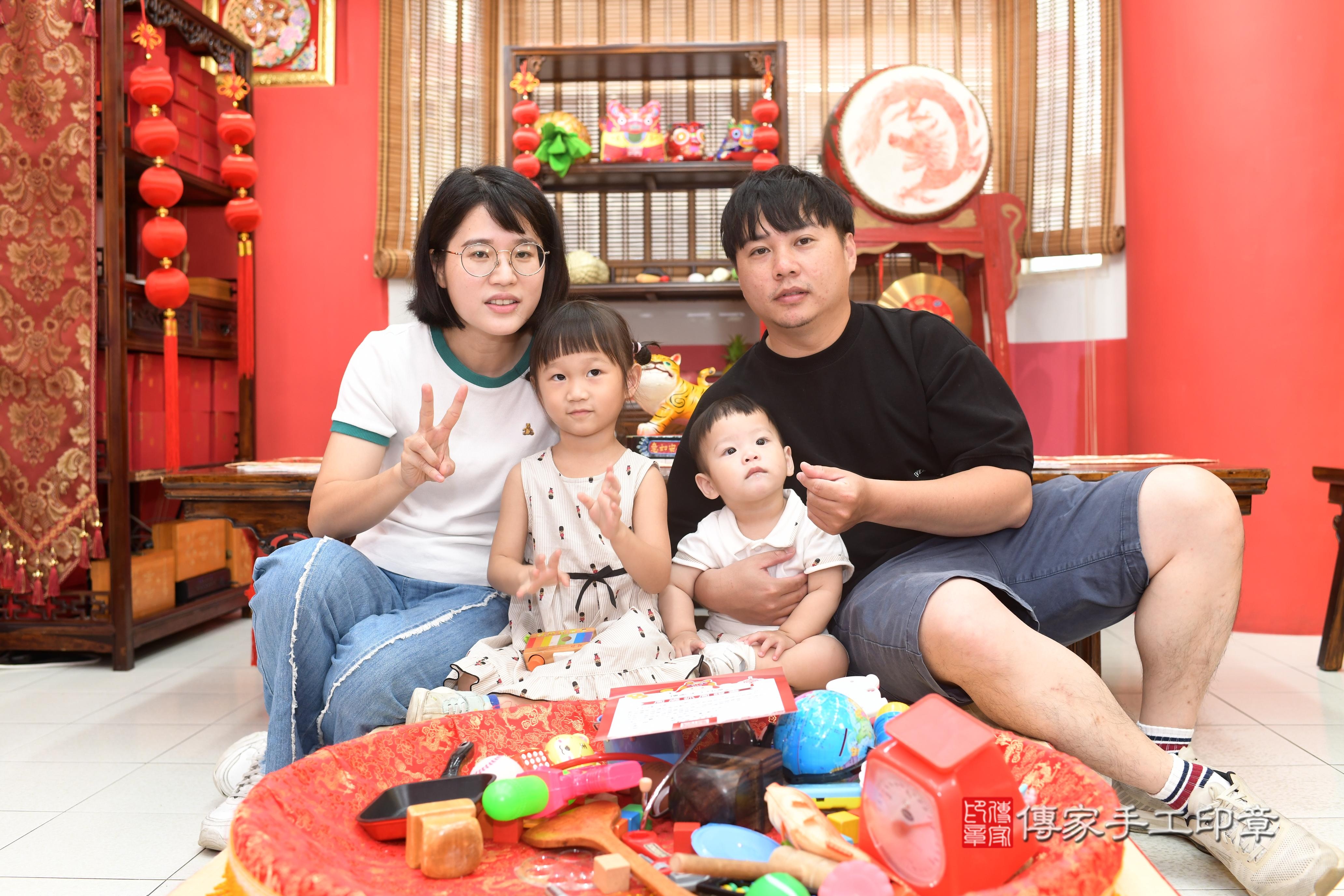 傳家手工印章高雄店、抓周、度脺、中國風會場、傳家嬰兒古禮、吉祥話、抓周道具物品24種、拍照。抓周證書。寶寶抓周、滿周歲、生日快樂、祝福