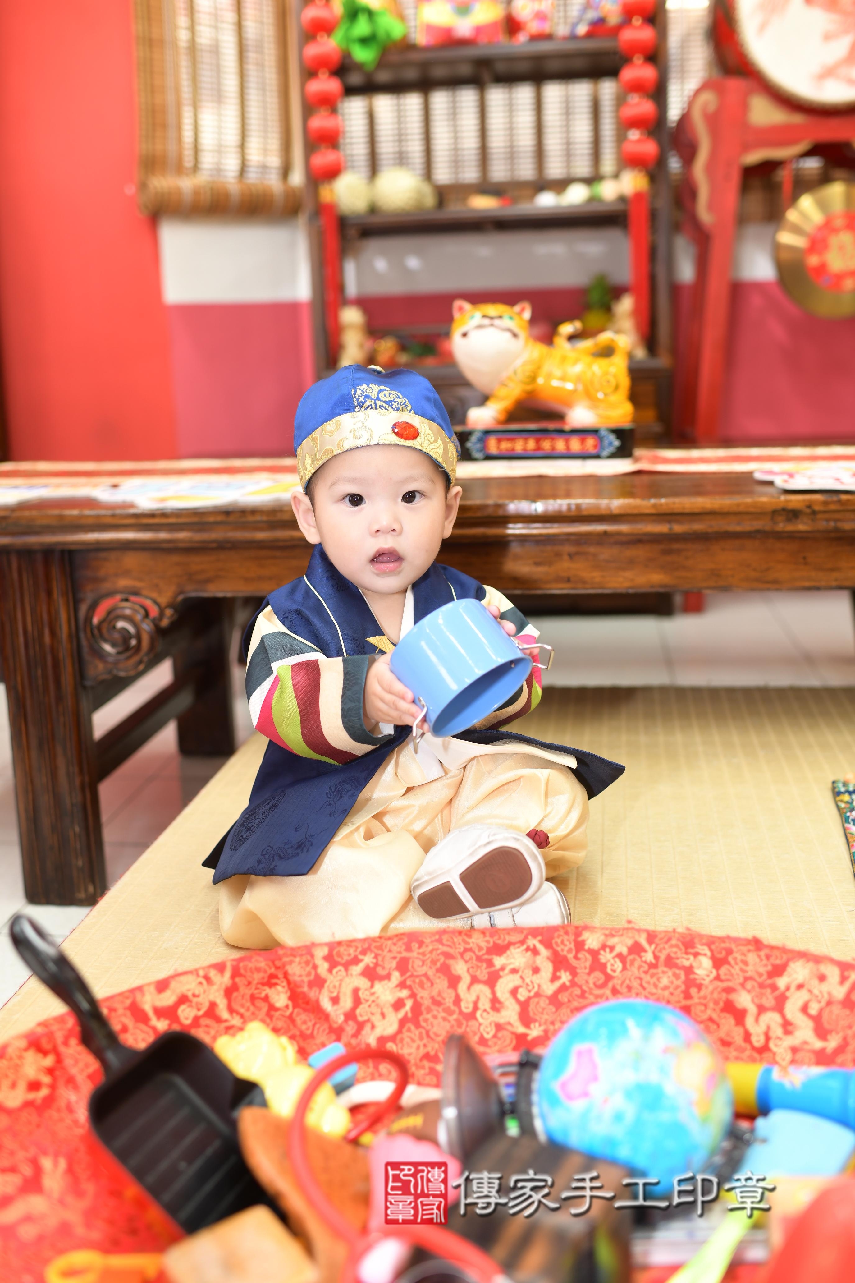 傳家手工印章高雄店、抓周、度脺、中國風會場、傳家嬰兒古禮、吉祥話、抓周道具物品24種、拍照。抓周證書。寶寶抓周、滿周歲、生日快樂、祝福