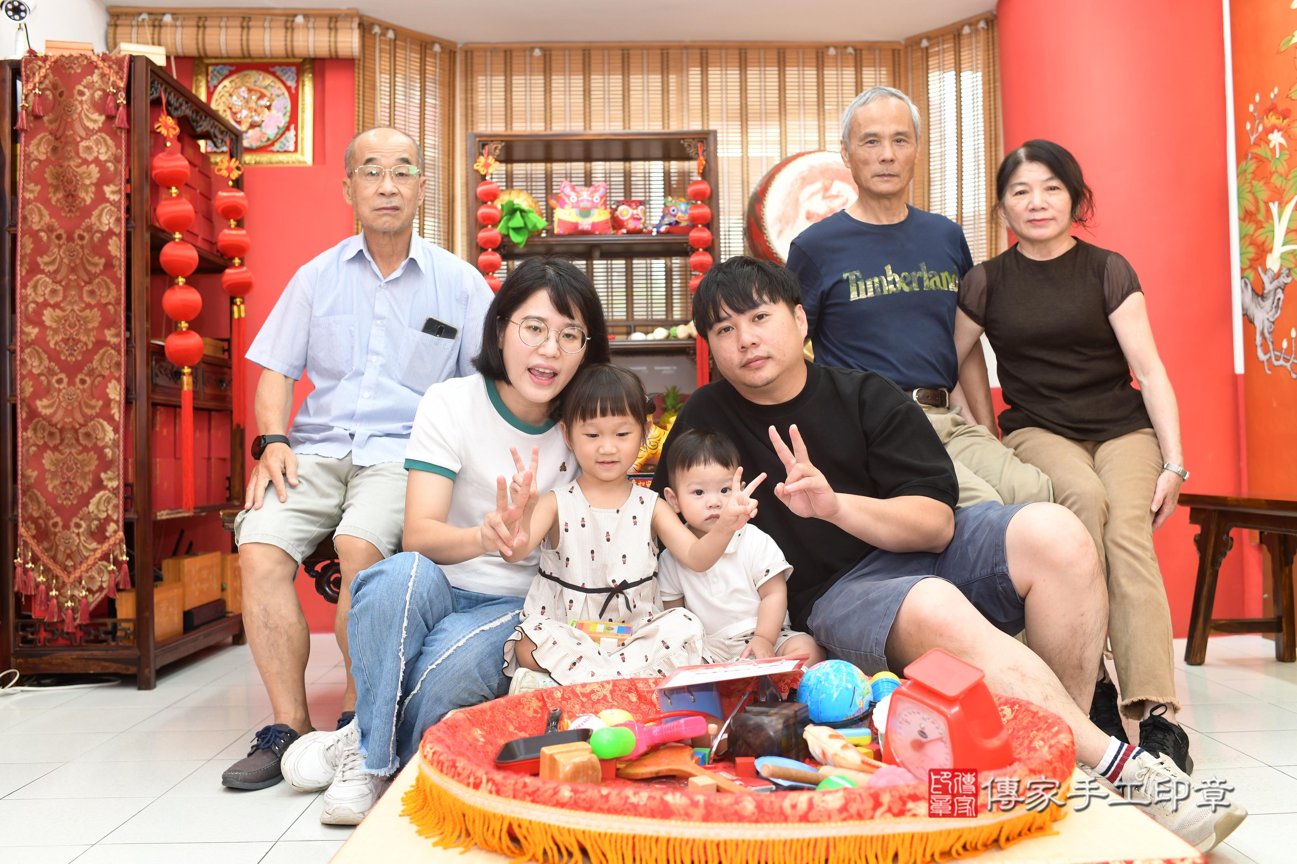 傳家手工印章高雄店、抓周、度脺、中國風會場、傳家嬰兒古禮、吉祥話、抓周道具物品24種、拍照。抓周證書。寶寶抓周、滿周歲、生日快樂、祝福