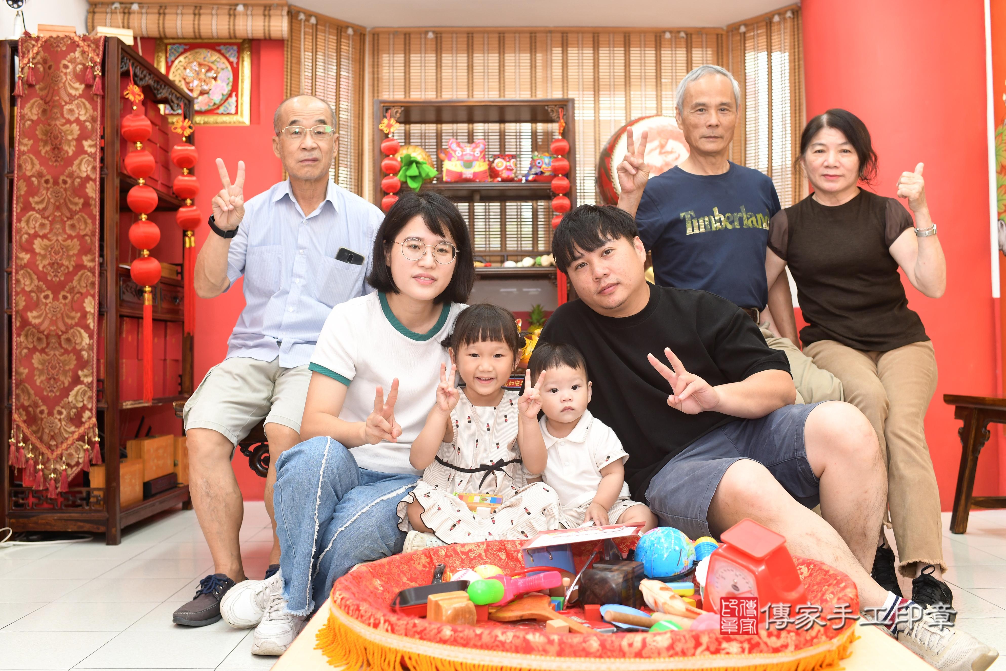 傳家手工印章高雄店、抓周、度脺、中國風會場、傳家嬰兒古禮、吉祥話、抓周道具物品24種、拍照。抓周證書。寶寶抓周、滿周歲、生日快樂、祝福
