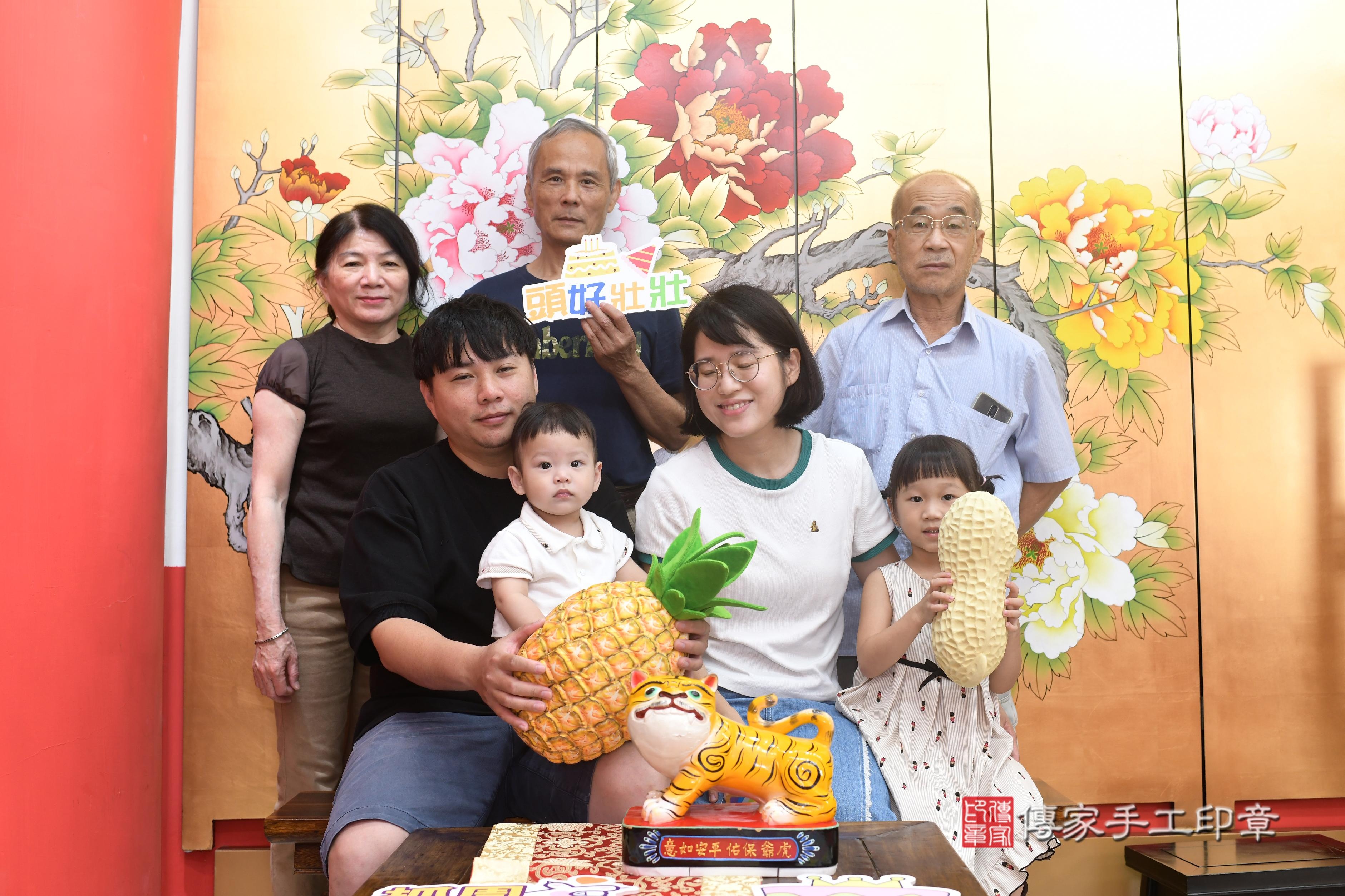 傳家手工印章高雄店、抓周、度脺、中國風會場、傳家嬰兒古禮、吉祥話、抓周道具物品24種、拍照。抓周證書。寶寶抓周、滿周歲、生日快樂、祝福