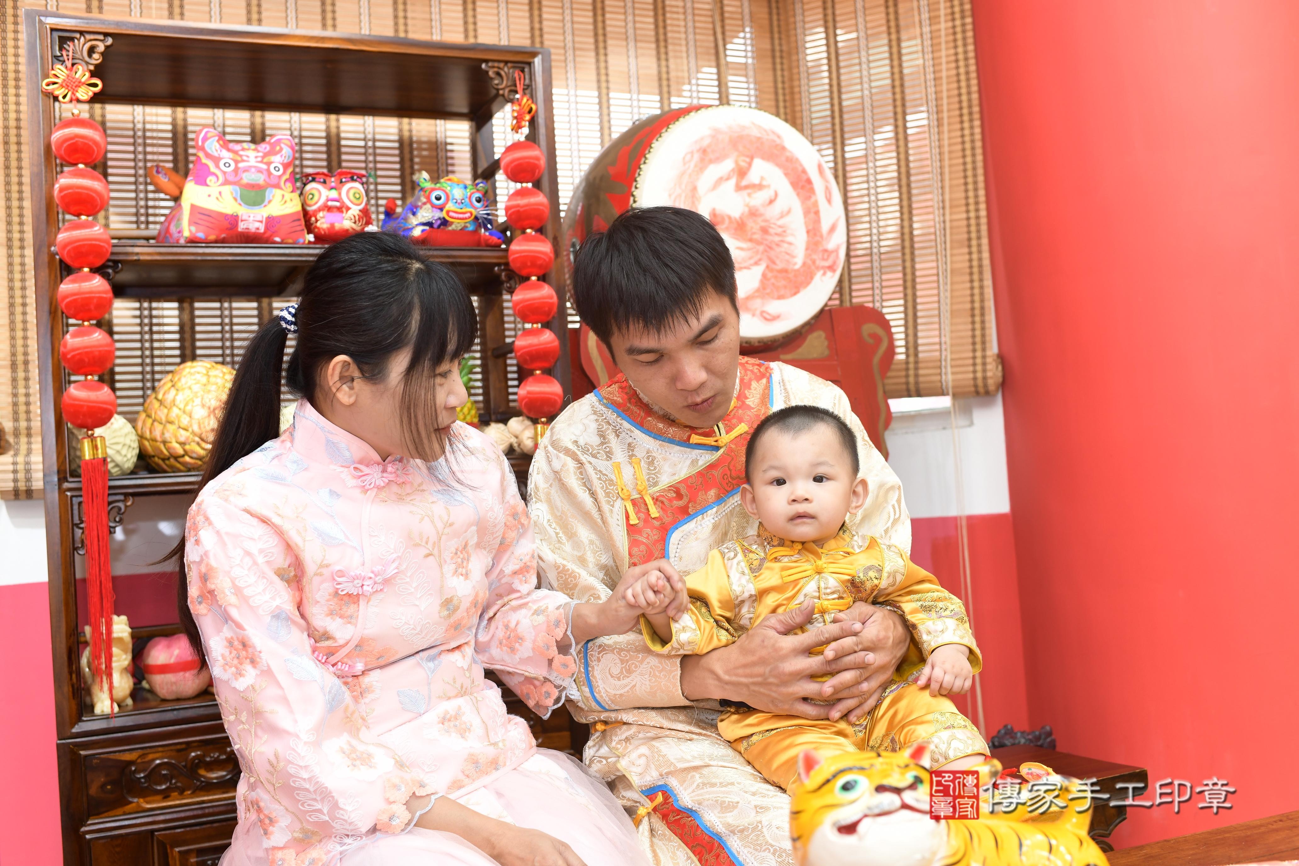 傳家手工印章高雄店、抓周、度脺、中國風會場、傳家嬰兒古禮、吉祥話、抓周道具物品24種、拍照。抓周證書。寶寶抓周、滿周歲、生日快樂、祝福