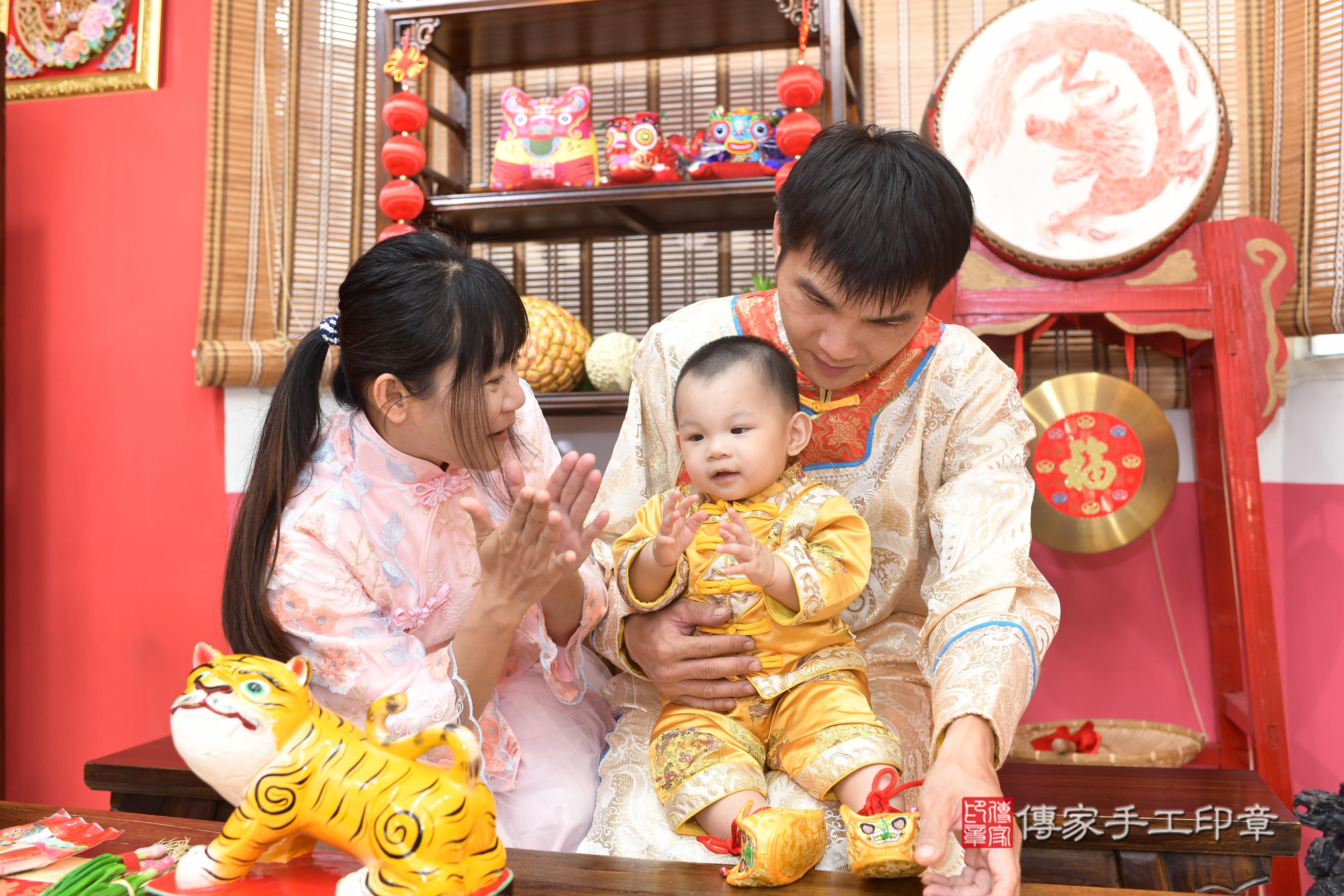 傳家手工印章高雄店、抓周、度脺、中國風會場、傳家嬰兒古禮、吉祥話、抓周道具物品24種、拍照。抓周證書。寶寶抓周、滿周歲、生日快樂、祝福