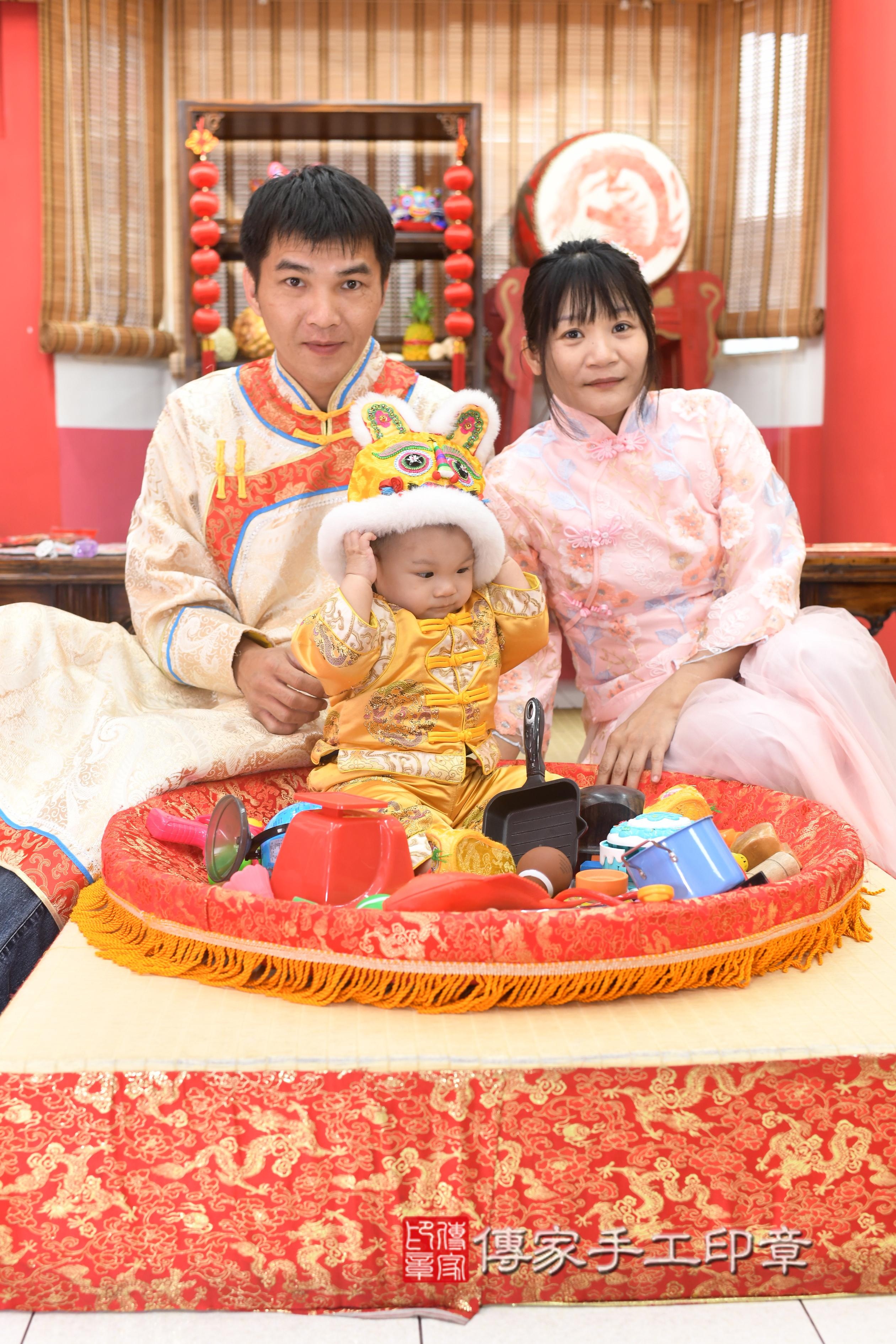 傳家手工印章高雄店、抓周、度脺、中國風會場、傳家嬰兒古禮、吉祥話、抓周道具物品24種、拍照。抓周證書。寶寶抓周、滿周歲、生日快樂、祝福