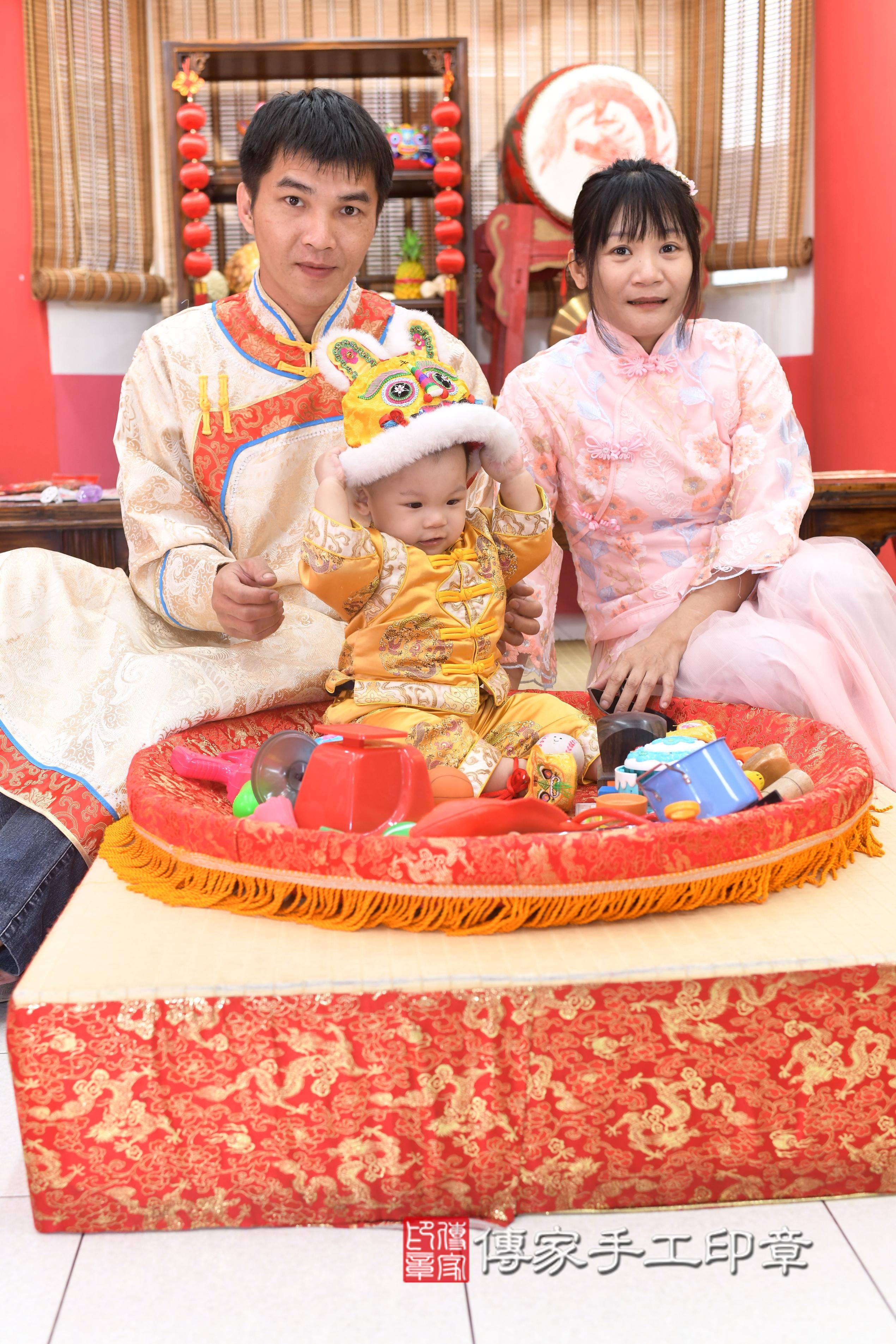 傳家手工印章高雄店、抓周、度脺、中國風會場、傳家嬰兒古禮、吉祥話、抓周道具物品24種、拍照。抓周證書。寶寶抓周、滿周歲、生日快樂、祝福