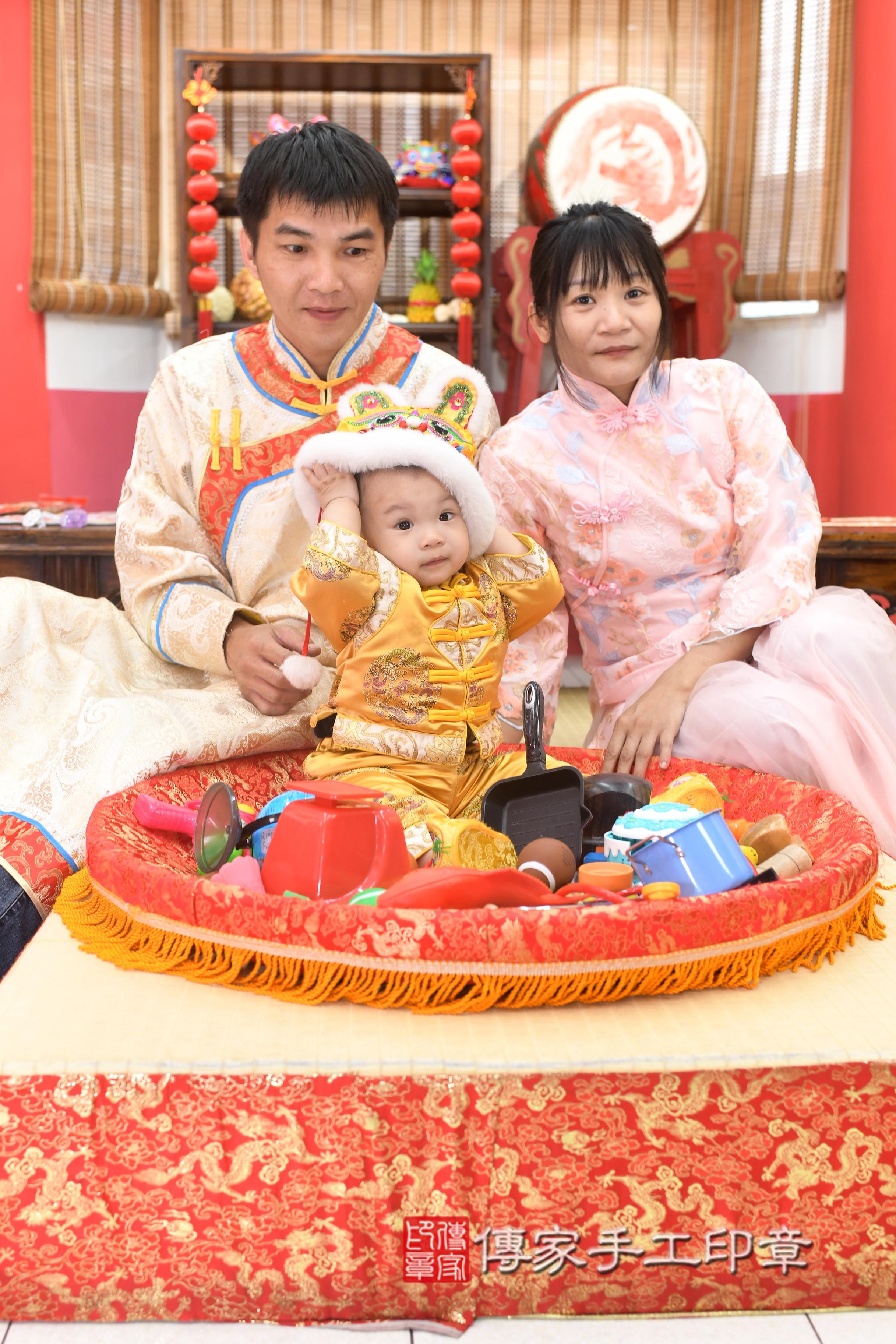 傳家手工印章高雄店、抓周、度脺、中國風會場、傳家嬰兒古禮、吉祥話、抓周道具物品24種、拍照。抓周證書。寶寶抓周、滿周歲、生日快樂、祝福