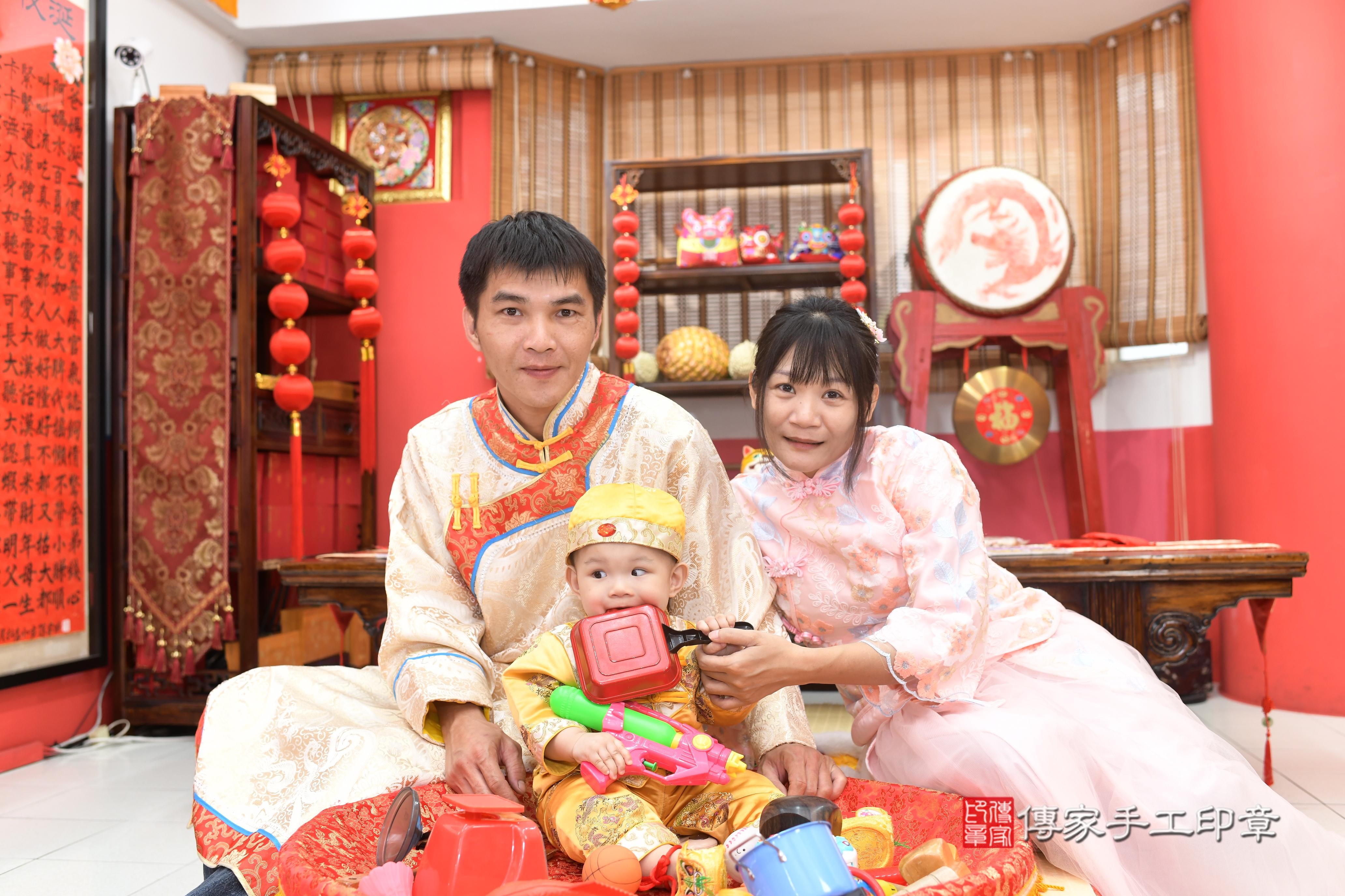 傳家手工印章高雄店、抓周、度脺、中國風會場、傳家嬰兒古禮、吉祥話、抓周道具物品24種、拍照。抓周證書。寶寶抓周、滿周歲、生日快樂、祝福