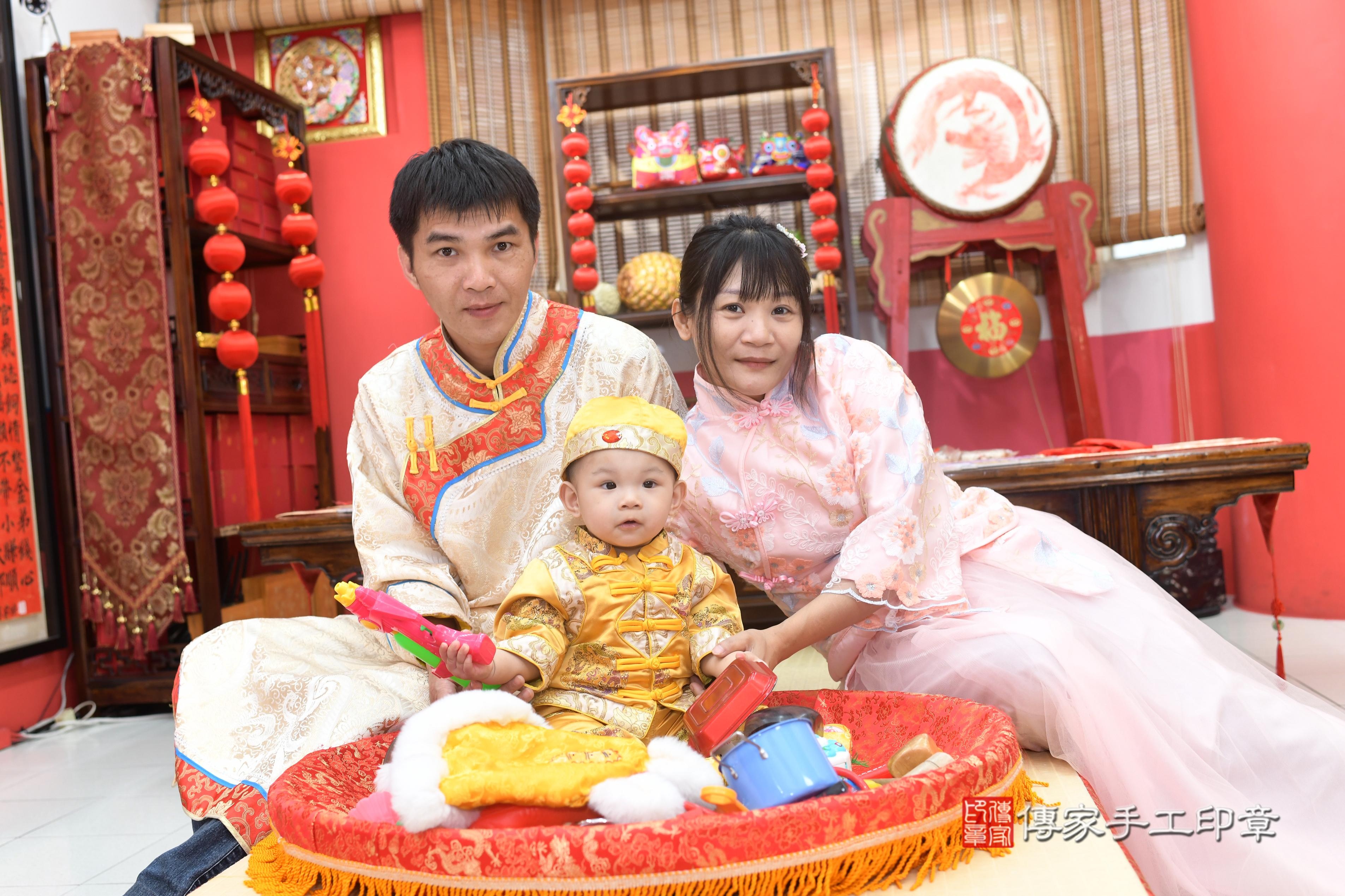 傳家手工印章高雄店、抓周、度脺、中國風會場、傳家嬰兒古禮、吉祥話、抓周道具物品24種、拍照。抓周證書。寶寶抓周、滿周歲、生日快樂、祝福