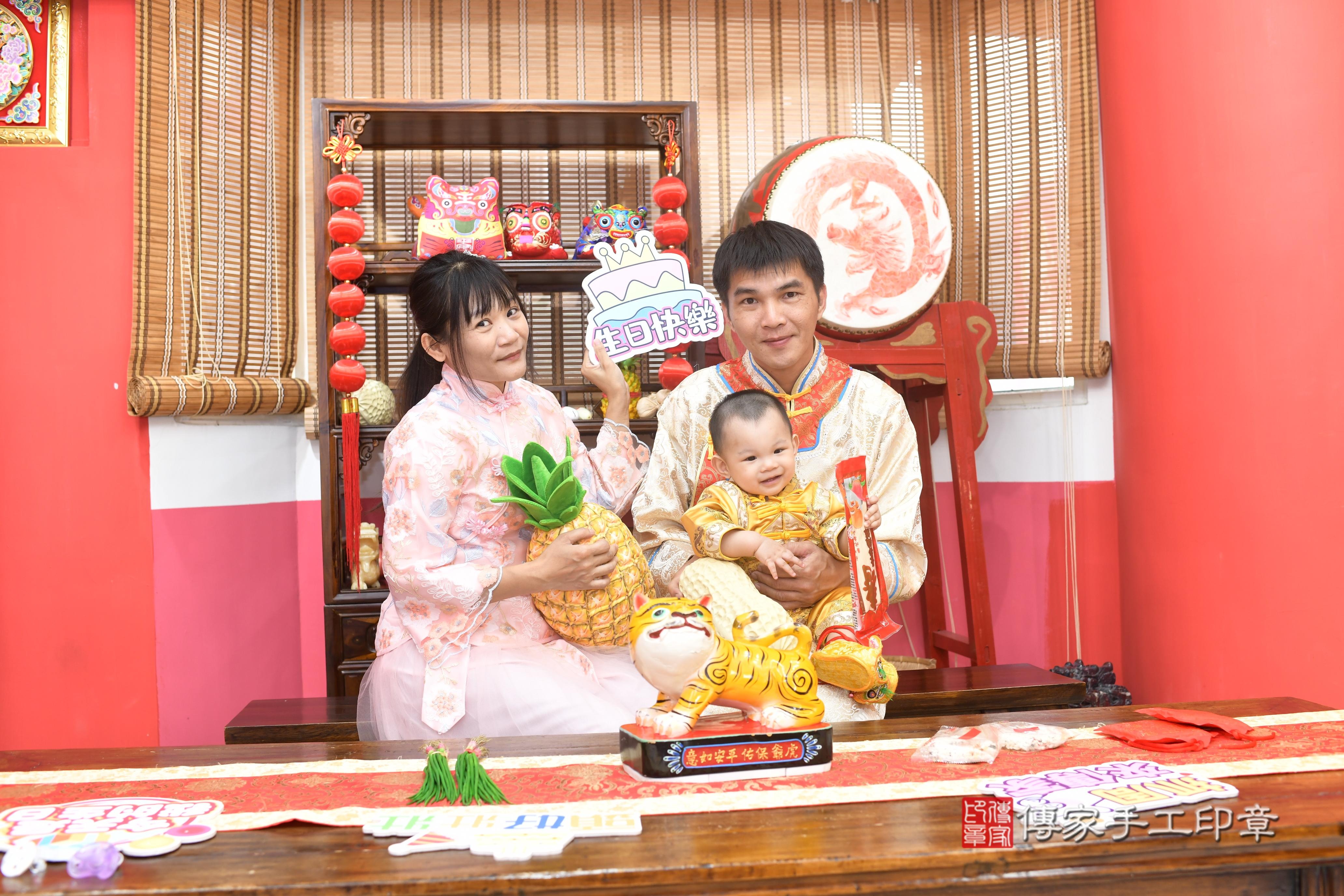 傳家手工印章高雄店、抓周、度脺、中國風會場、傳家嬰兒古禮、吉祥話、抓周道具物品24種、拍照。抓周證書。寶寶抓周、滿周歲、生日快樂、祝福