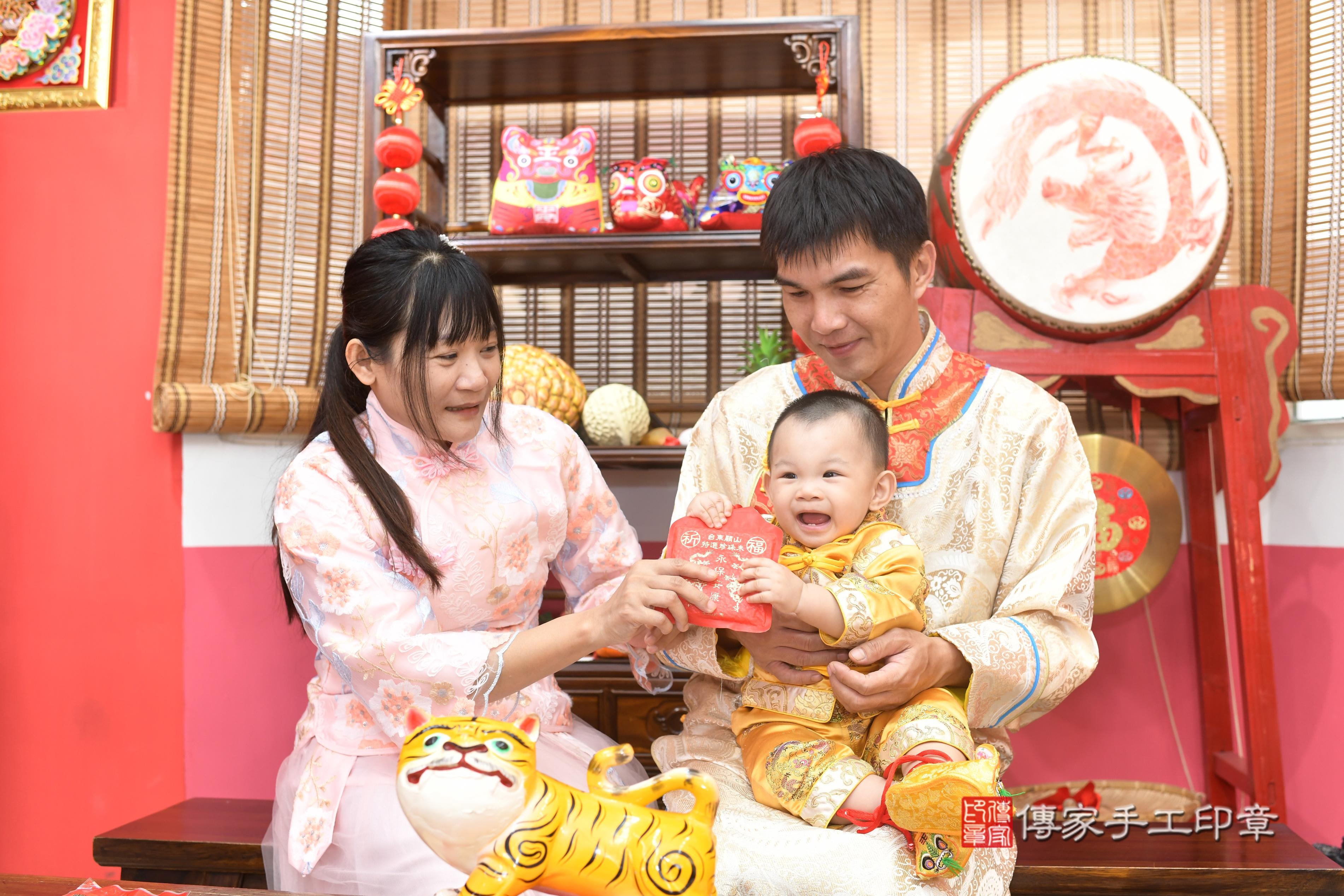 傳家手工印章高雄店、抓周、度脺、中國風會場、傳家嬰兒古禮、吉祥話、抓周道具物品24種、拍照。抓周證書。寶寶抓周、滿周歲、生日快樂、祝福