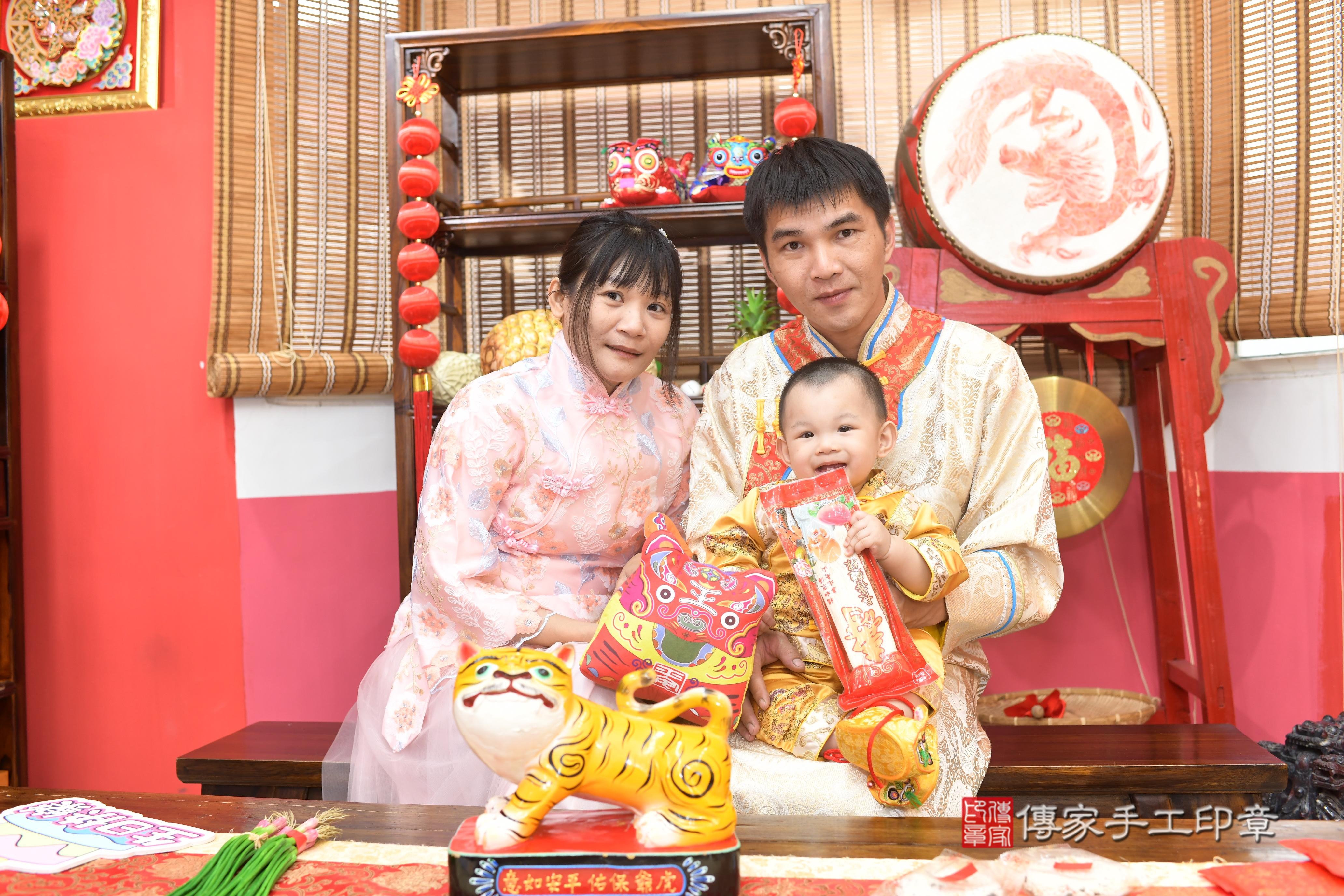 傳家手工印章高雄店、抓周、度脺、中國風會場、傳家嬰兒古禮、吉祥話、抓周道具物品24種、拍照。抓周證書。寶寶抓周、滿周歲、生日快樂、祝福