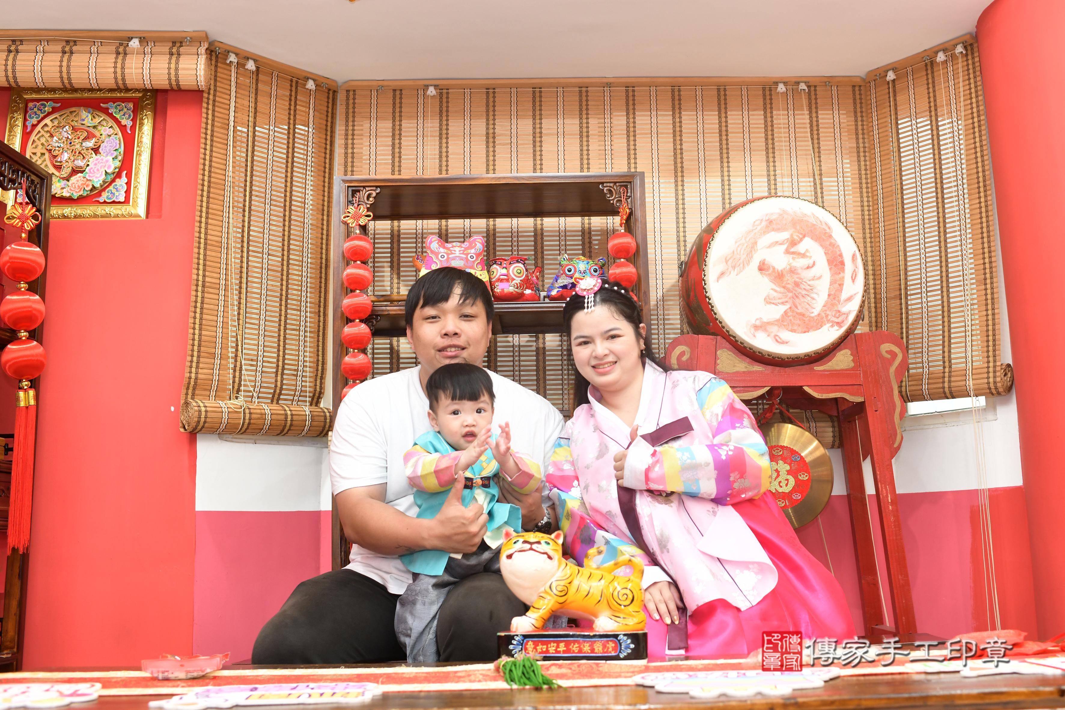 傳家手工印章高雄店、抓周、度脺、中國風會場、傳家嬰兒古禮、吉祥話、抓周道具物品24種、拍照。抓周證書。寶寶抓周、滿周歲、生日快樂、祝福