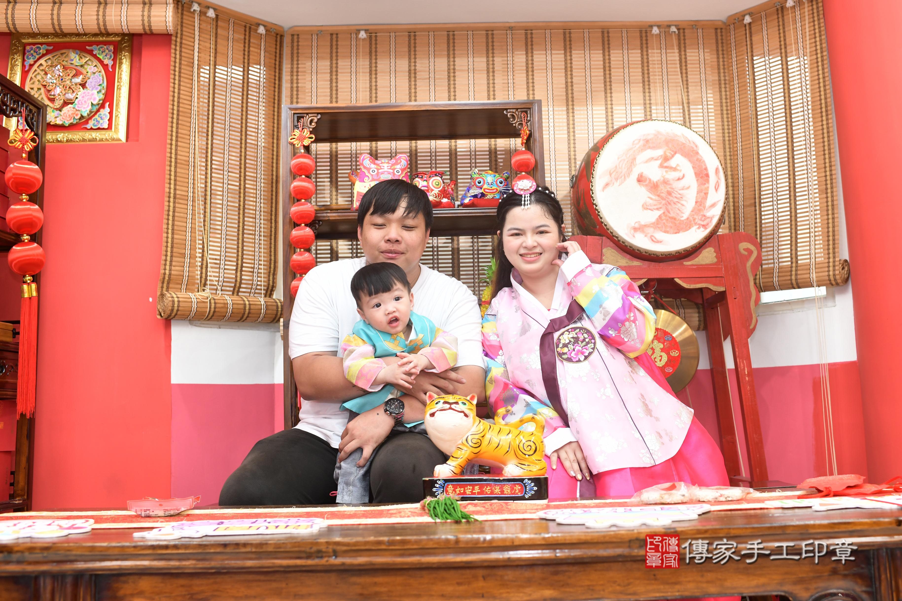 傳家手工印章高雄店、抓周、度脺、中國風會場、傳家嬰兒古禮、吉祥話、抓周道具物品24種、拍照。抓周證書。寶寶抓周、滿周歲、生日快樂、祝福