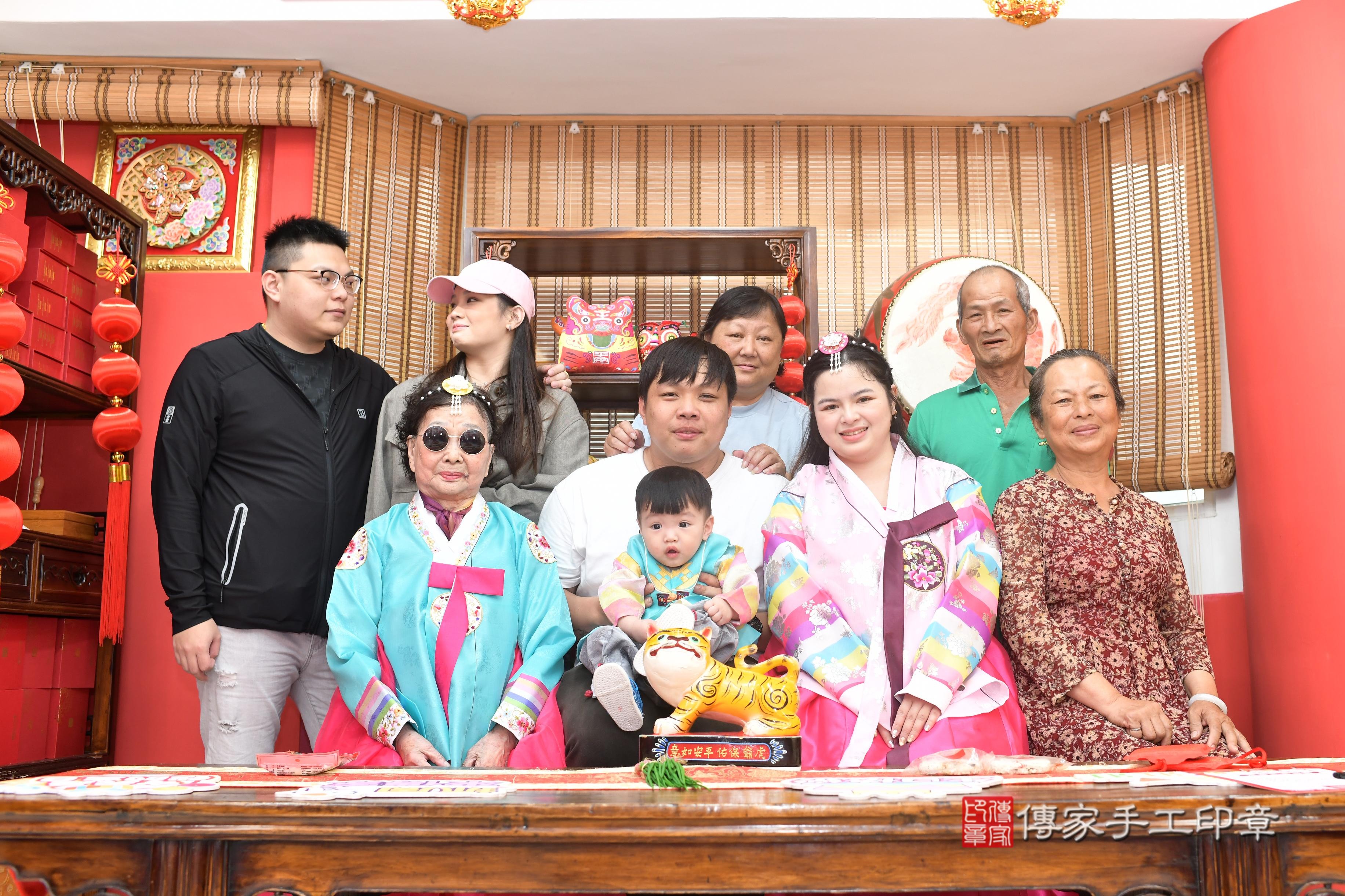 傳家手工印章高雄店、抓周、度脺、中國風會場、傳家嬰兒古禮、吉祥話、抓周道具物品24種、拍照。抓周證書。寶寶抓周、滿周歲、生日快樂、祝福