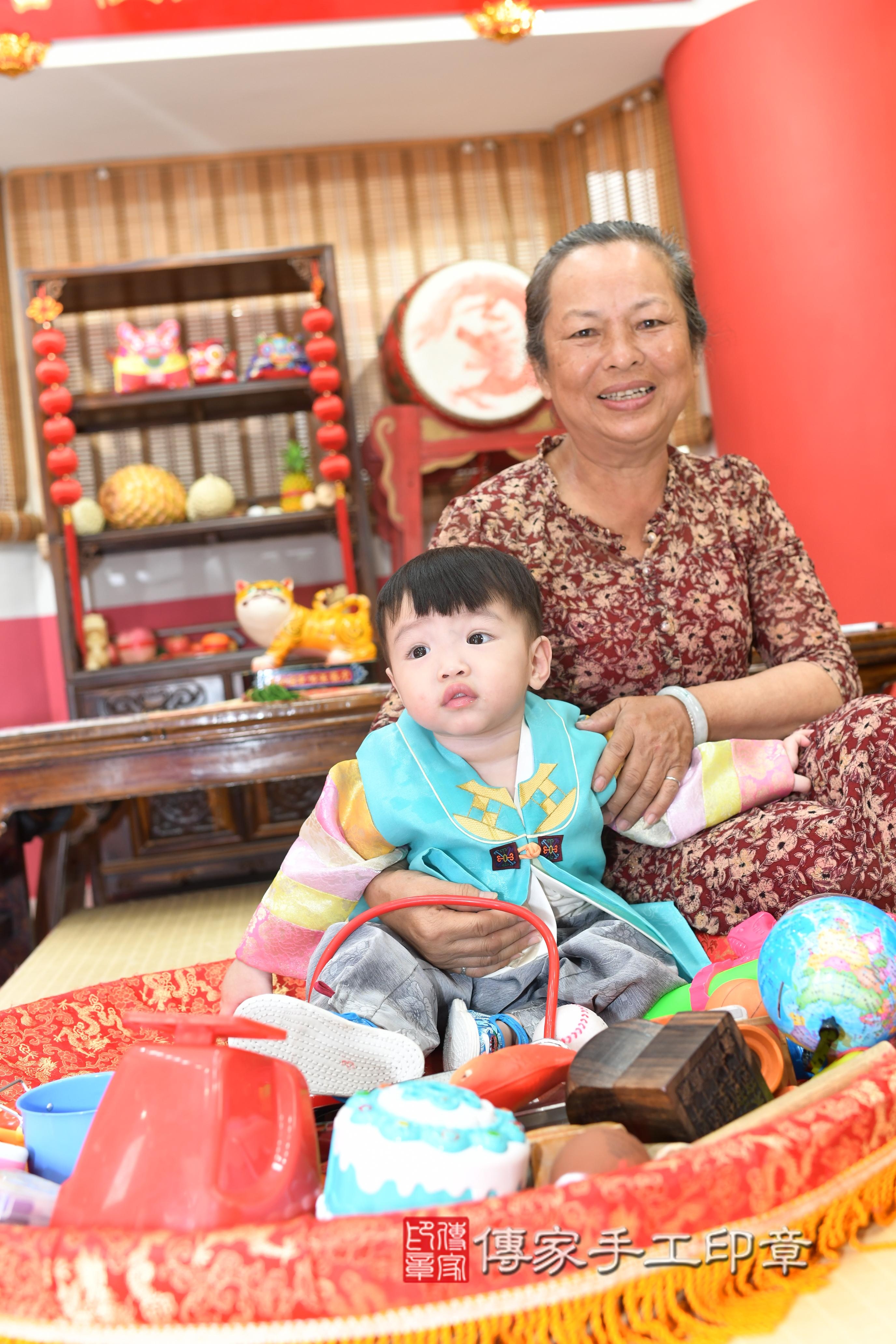 傳家手工印章高雄店、抓周、度脺、中國風會場、傳家嬰兒古禮、吉祥話、抓周道具物品24種、拍照。抓周證書。寶寶抓周、滿周歲、生日快樂、祝福