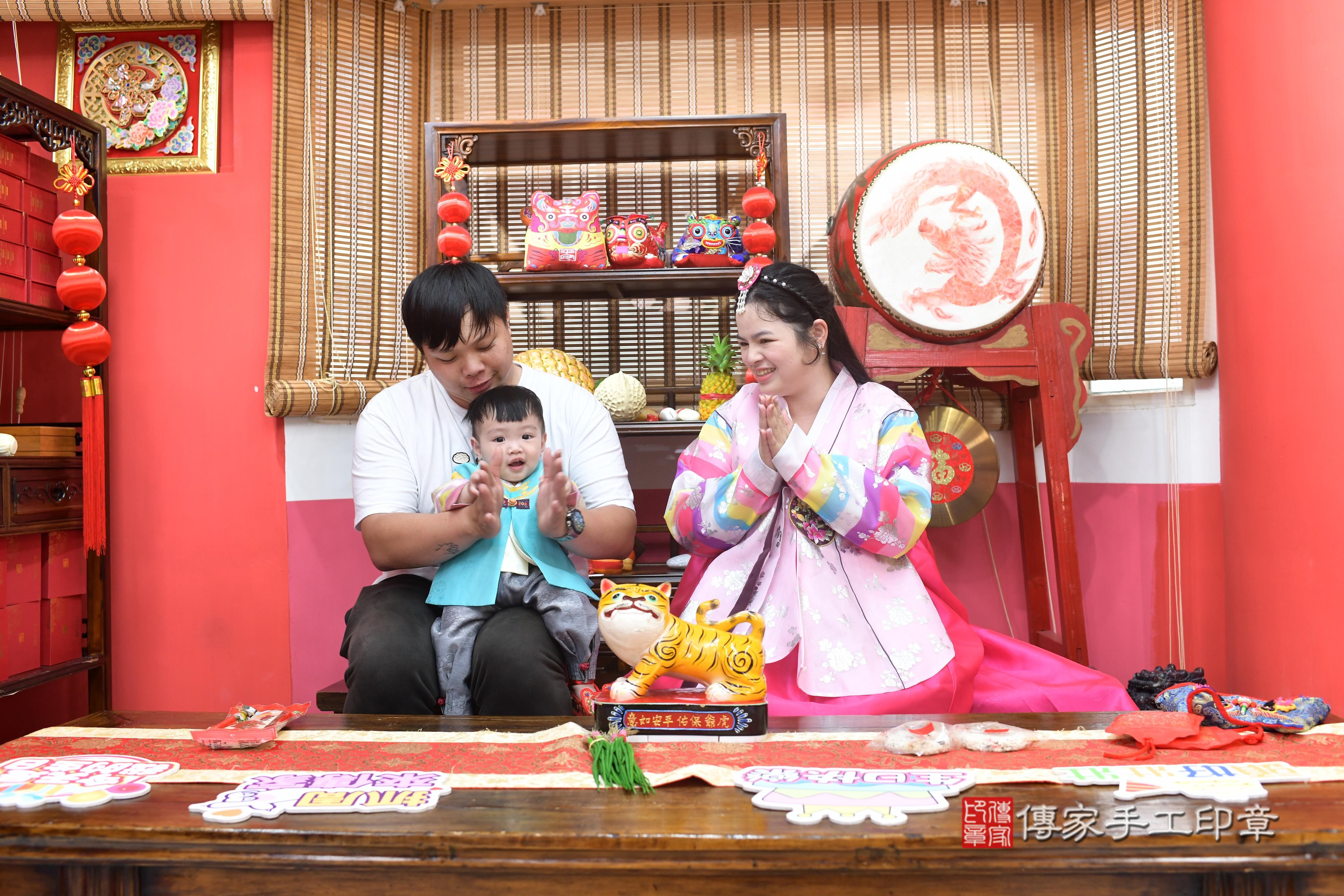 傳家手工印章高雄店、抓周、度脺、中國風會場、傳家嬰兒古禮、吉祥話、抓周道具物品24種、拍照。抓周證書。寶寶抓周、滿周歲、生日快樂、祝福