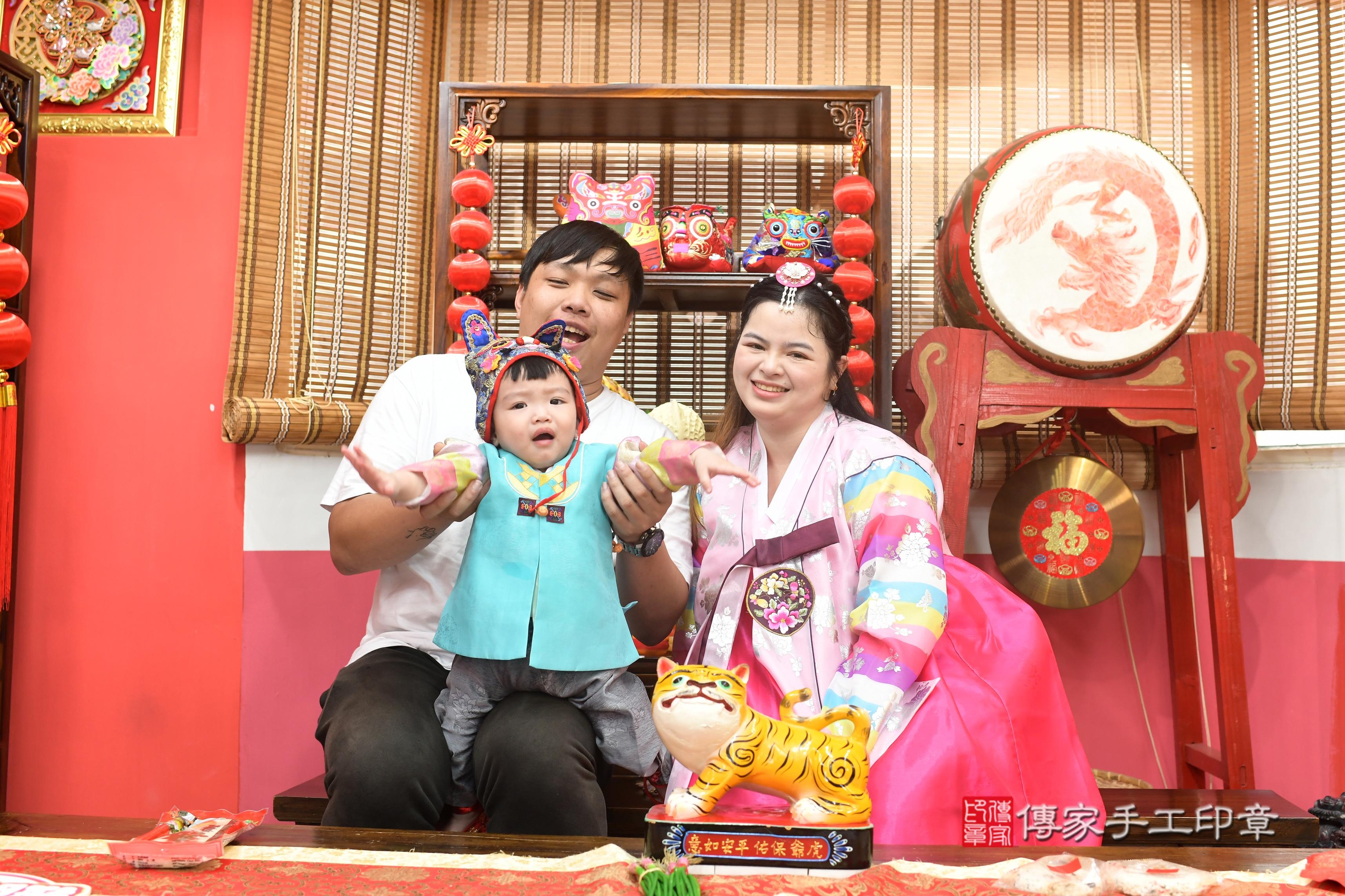 傳家手工印章高雄店、抓周、度脺、中國風會場、傳家嬰兒古禮、吉祥話、抓周道具物品24種、拍照。抓周證書。寶寶抓周、滿周歲、生日快樂、祝福
