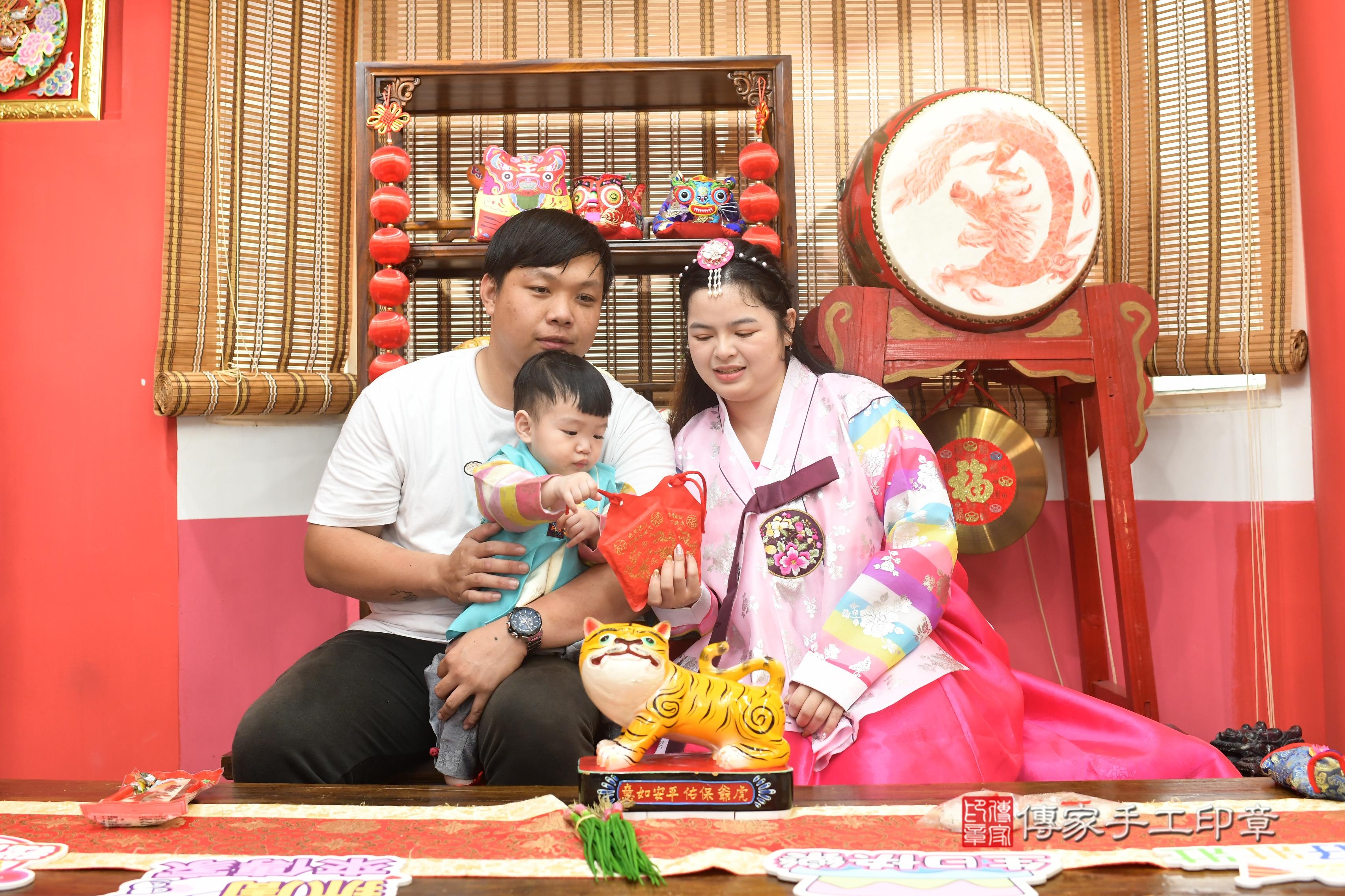 傳家手工印章高雄店、抓周、度脺、中國風會場、傳家嬰兒古禮、吉祥話、抓周道具物品24種、拍照。抓周證書。寶寶抓周、滿周歲、生日快樂、祝福
