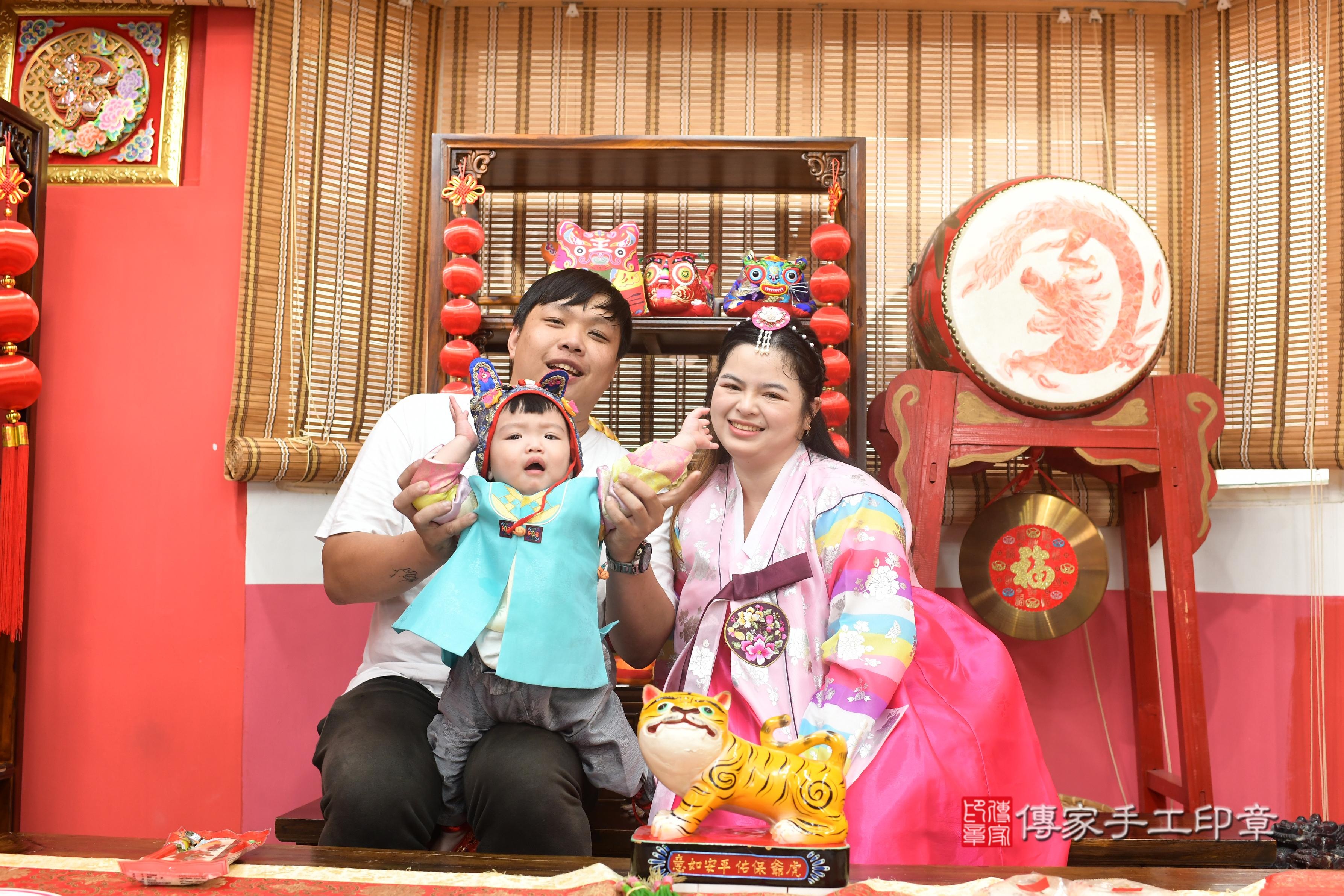 傳家手工印章高雄店、抓周、度脺、中國風會場、傳家嬰兒古禮、吉祥話、抓周道具物品24種、拍照。抓周證書。寶寶抓周、滿周歲、生日快樂、祝福