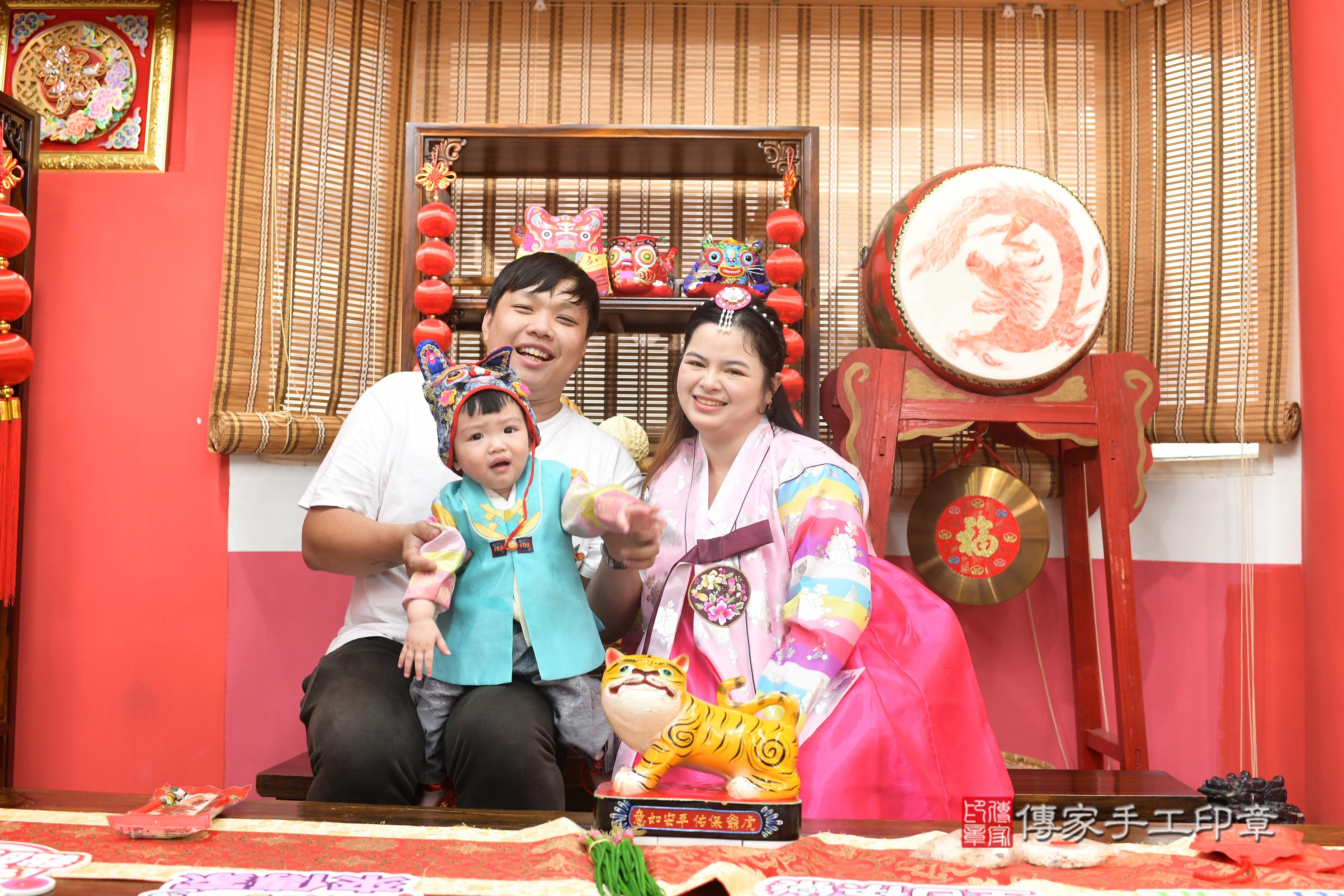 傳家手工印章高雄店、抓周、度脺、中國風會場、傳家嬰兒古禮、吉祥話、抓周道具物品24種、拍照。抓周證書。寶寶抓周、滿周歲、生日快樂、祝福