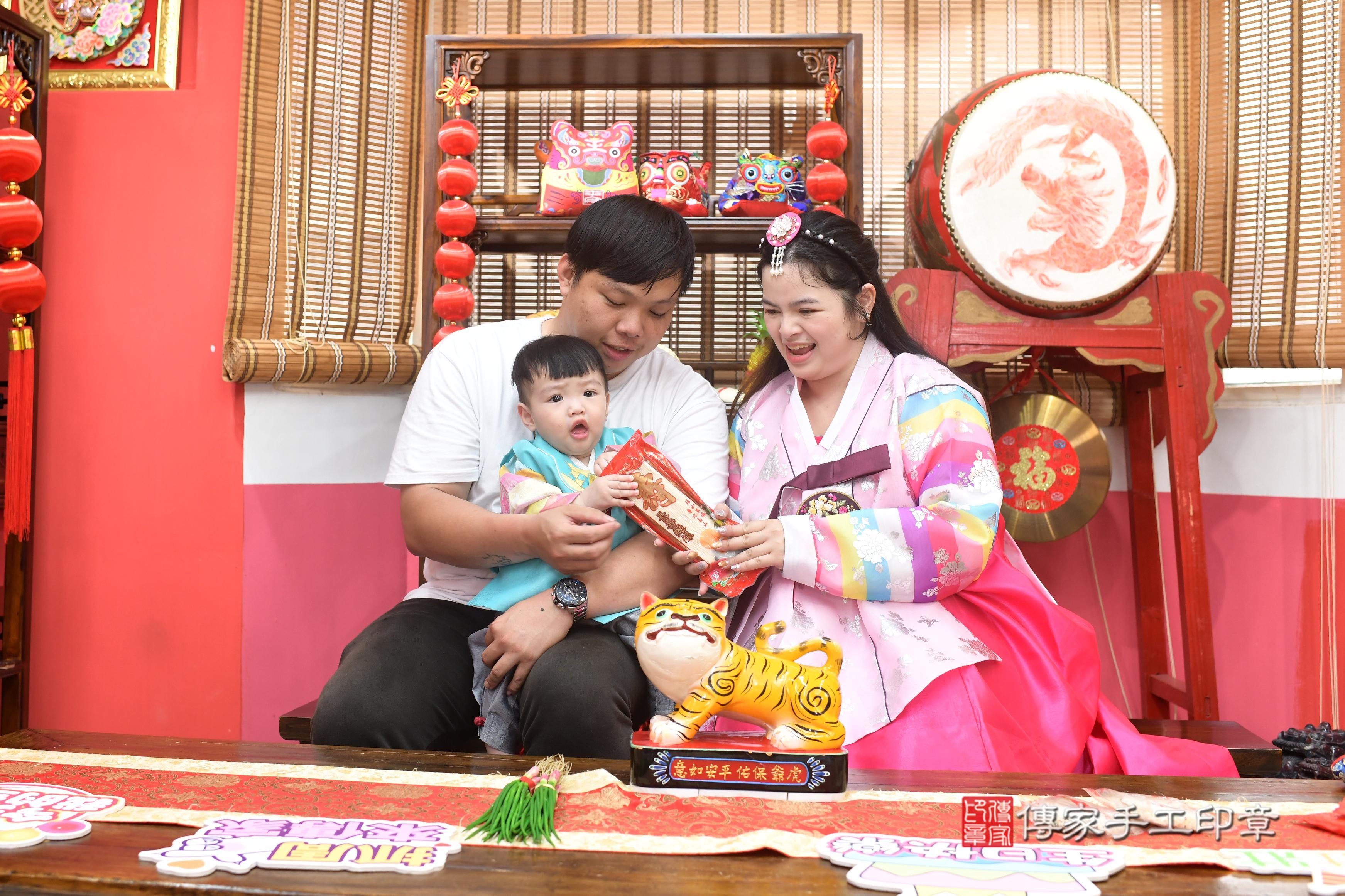 傳家手工印章高雄店、抓周、度脺、中國風會場、傳家嬰兒古禮、吉祥話、抓周道具物品24種、拍照。抓周證書。寶寶抓周、滿周歲、生日快樂、祝福