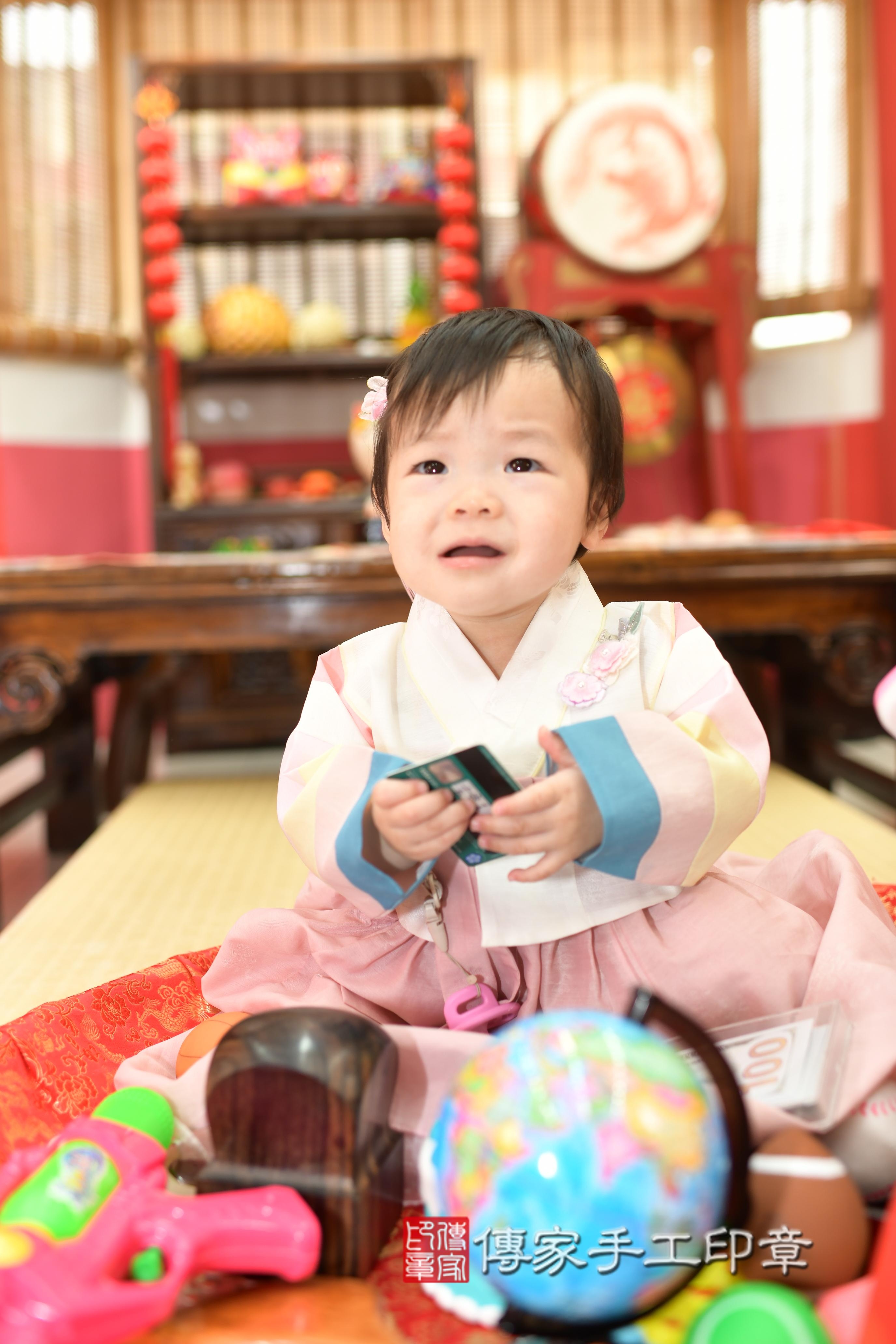 傳家手工印章高雄店、抓周、度脺、中國風會場、傳家嬰兒古禮、吉祥話、抓周道具物品24種、拍照。抓周證書。寶寶抓周、滿周歲、生日快樂、祝福