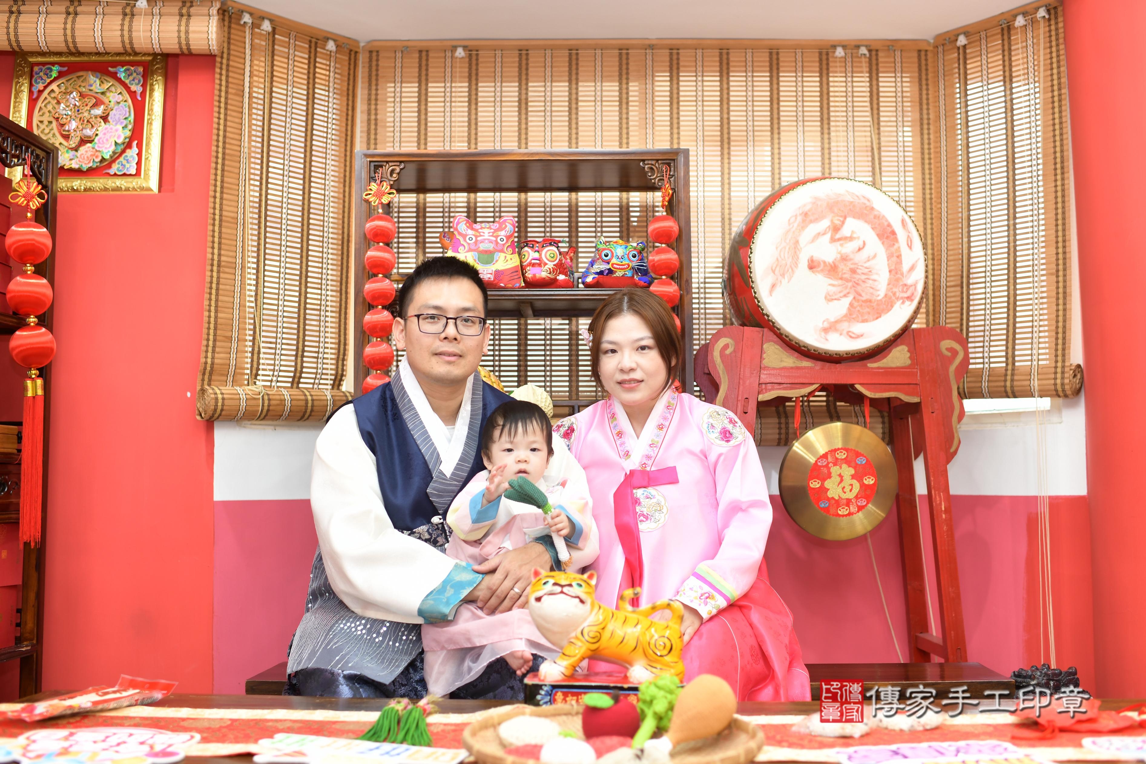 傳家手工印章高雄店、抓周、度脺、中國風會場、傳家嬰兒古禮、吉祥話、抓周道具物品24種、拍照。抓周證書。寶寶抓周、滿周歲、生日快樂、祝福