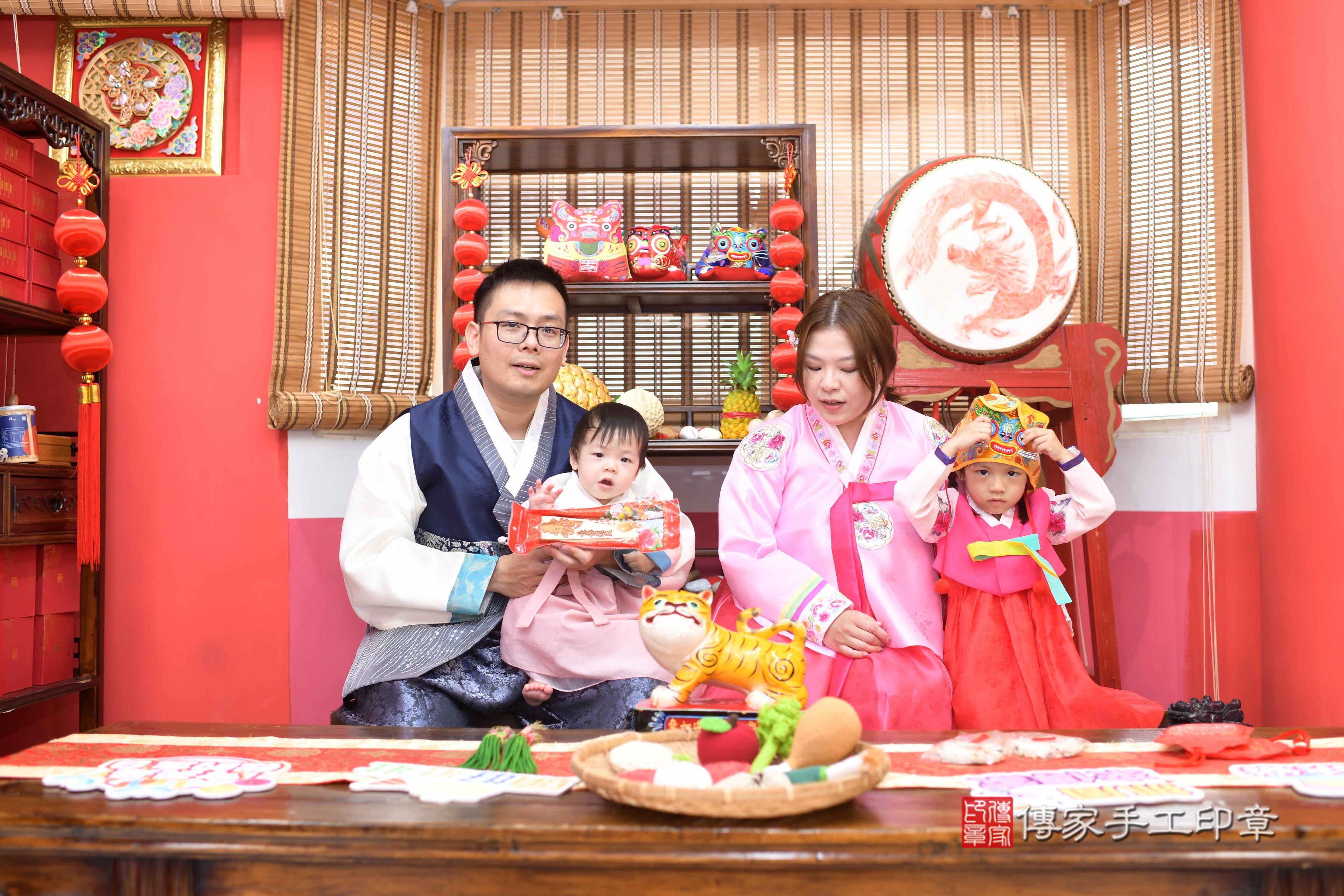 傳家手工印章高雄店、抓周、度脺、中國風會場、傳家嬰兒古禮、吉祥話、抓周道具物品24種、拍照。抓周證書。寶寶抓周、滿周歲、生日快樂、祝福