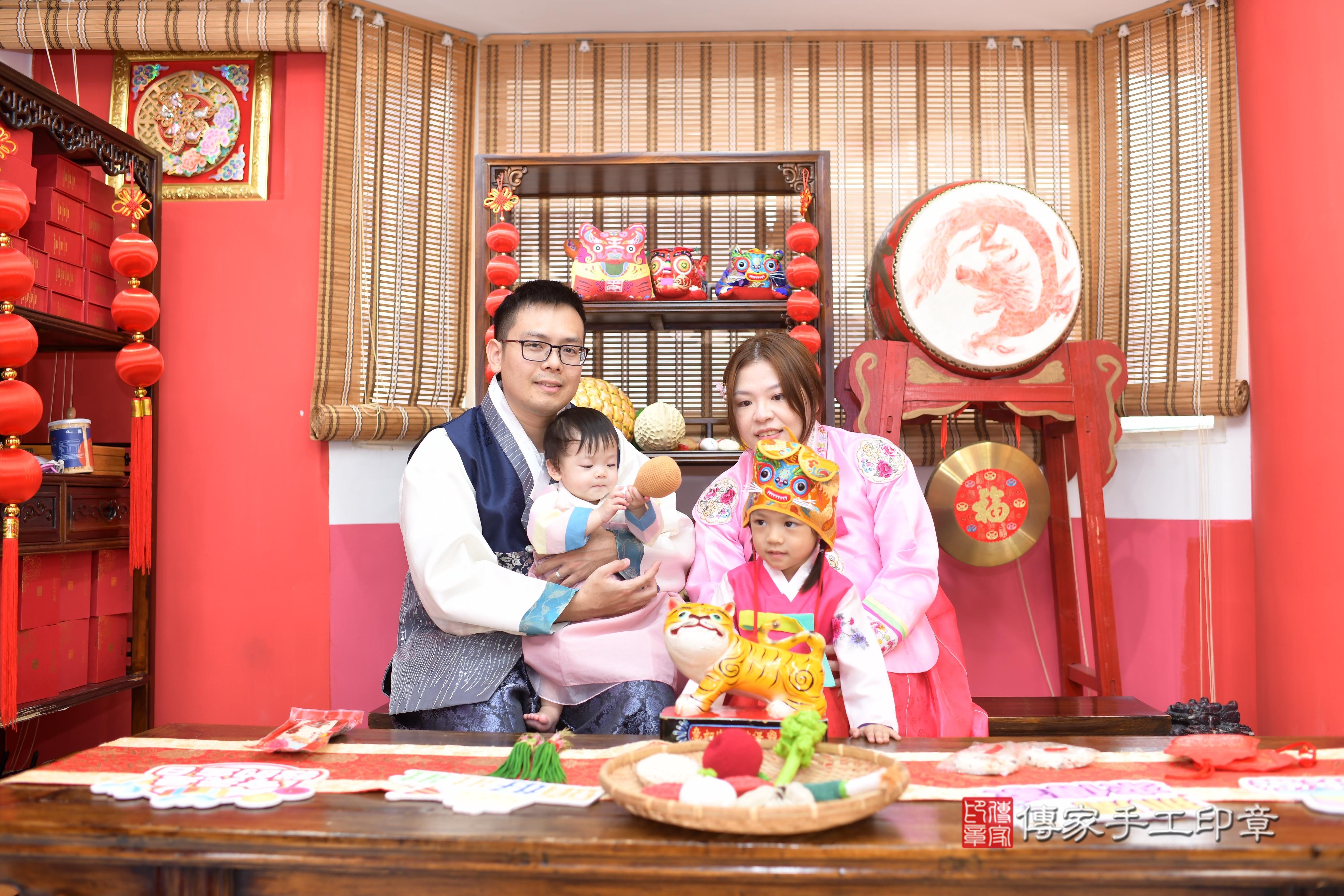 傳家手工印章高雄店、抓周、度脺、中國風會場、傳家嬰兒古禮、吉祥話、抓周道具物品24種、拍照。抓周證書。寶寶抓周、滿周歲、生日快樂、祝福