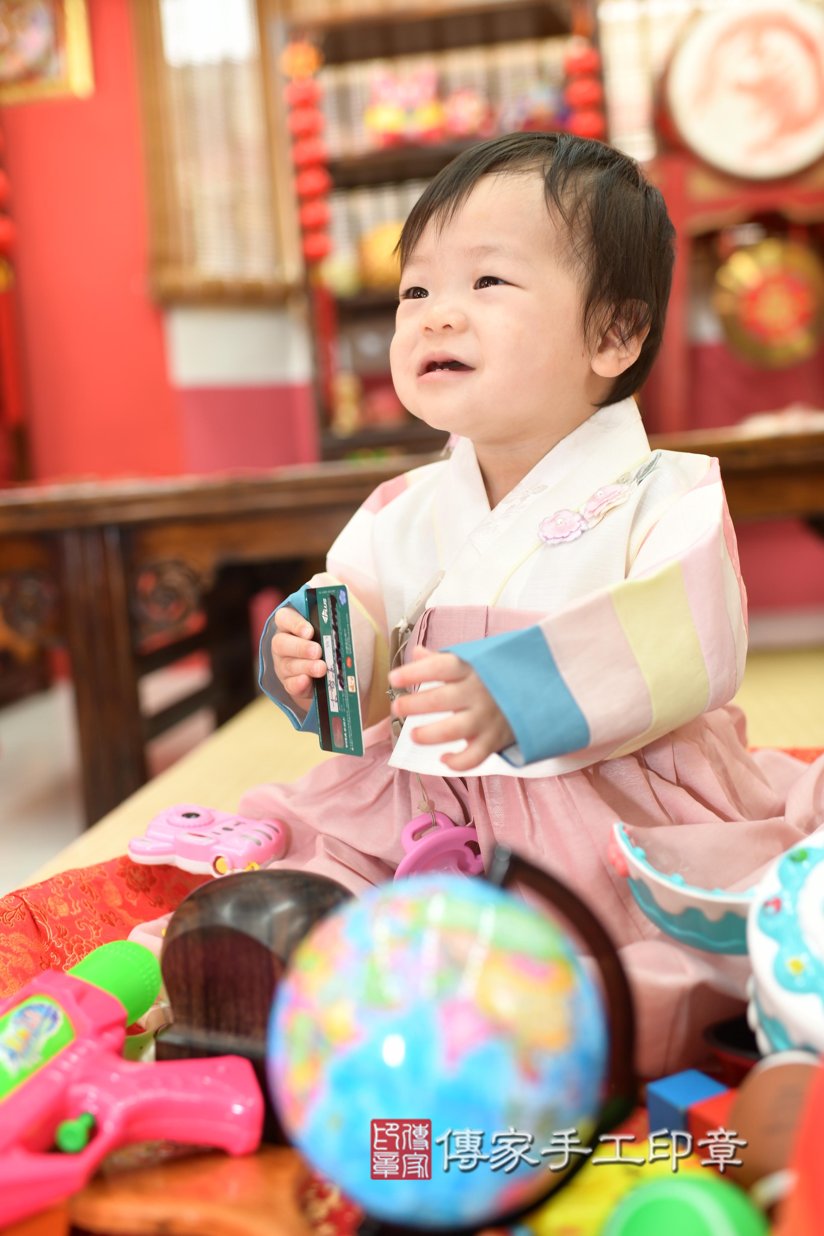 傳家手工印章高雄店、抓周、度脺、中國風會場、傳家嬰兒古禮、吉祥話、抓周道具物品24種、拍照。抓周證書。寶寶抓周、滿周歲、生日快樂、祝福