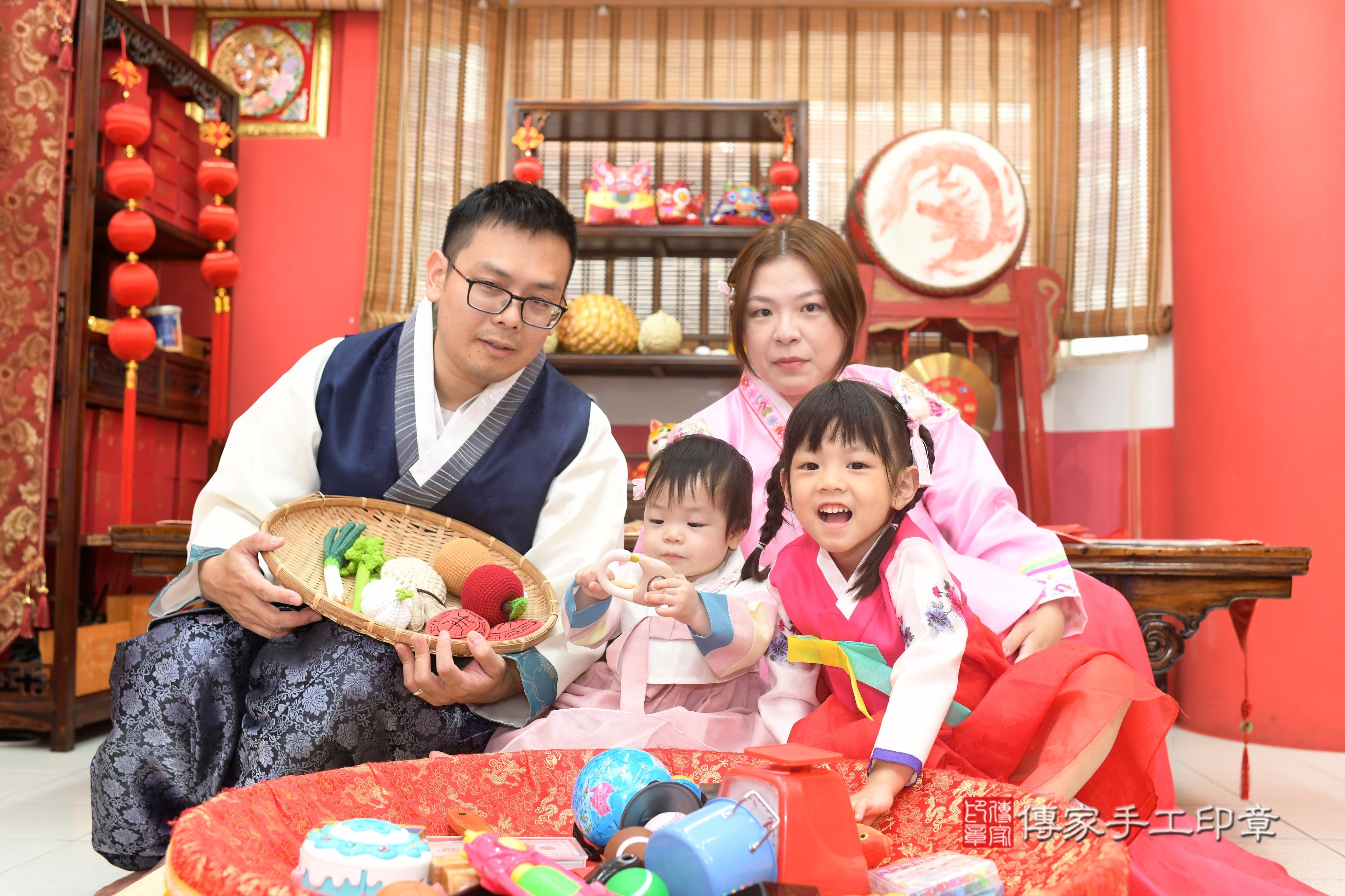 傳家手工印章高雄店、抓周、度脺、中國風會場、傳家嬰兒古禮、吉祥話、抓周道具物品24種、拍照。抓周證書。寶寶抓周、滿周歲、生日快樂、祝福