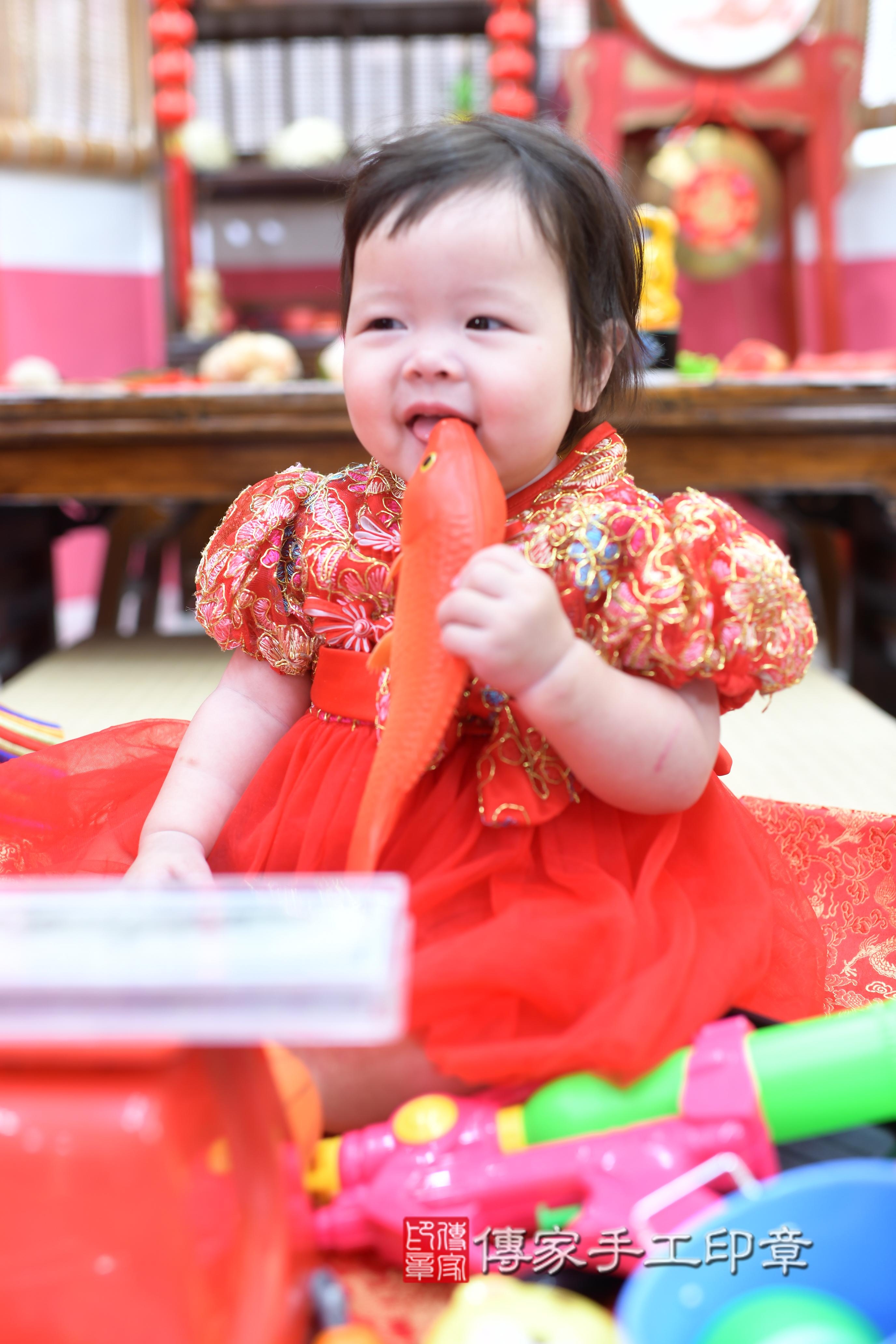 傳家手工印章高雄店、抓周、度脺、中國風會場、傳家嬰兒古禮、吉祥話、抓周道具物品24種、拍照。抓周證書。寶寶抓周、滿周歲、生日快樂、祝福