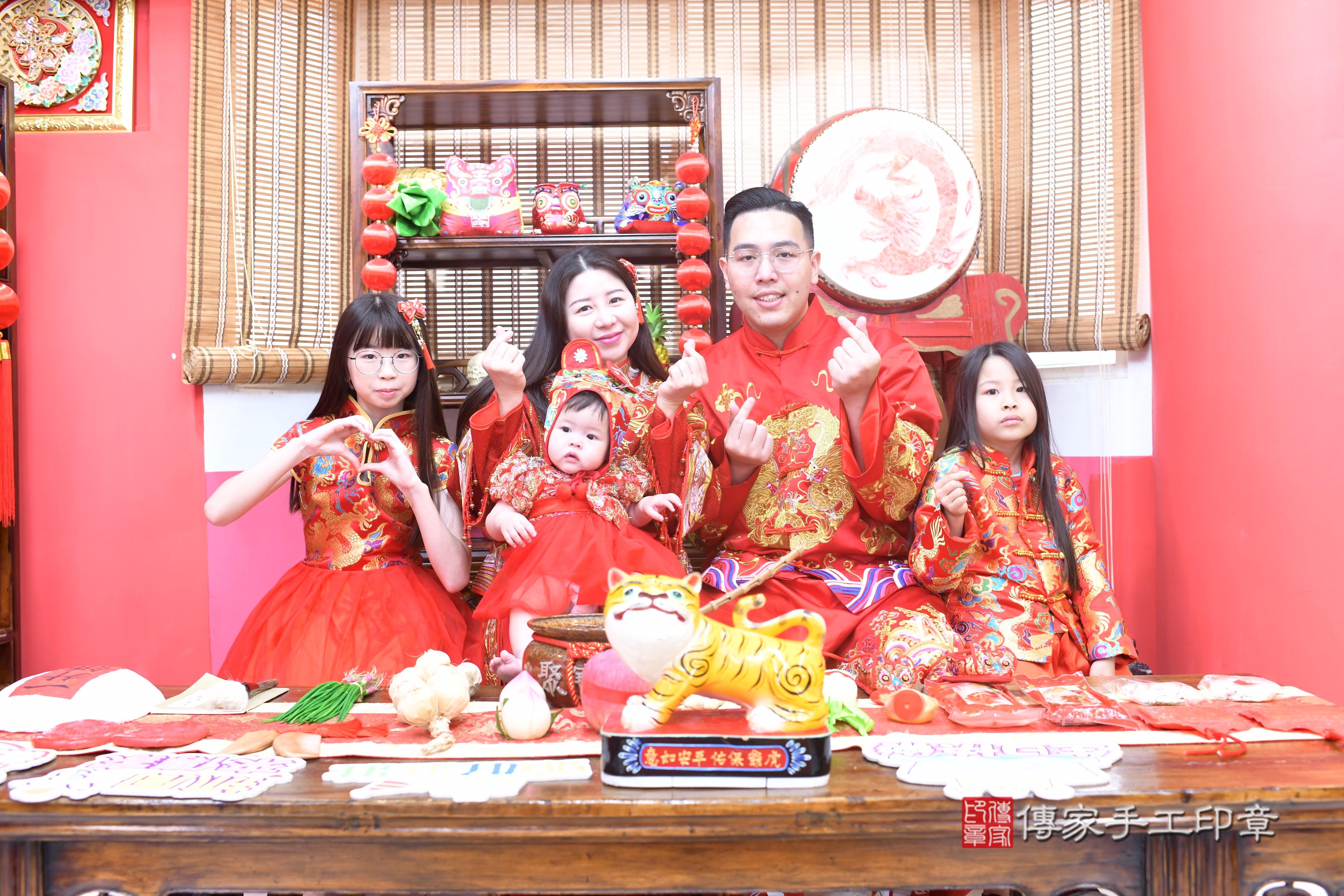 傳家手工印章高雄店、抓周、度脺、中國風會場、傳家嬰兒古禮、吉祥話、抓周道具物品24種、拍照。抓周證書。寶寶抓周、滿周歲、生日快樂、祝福