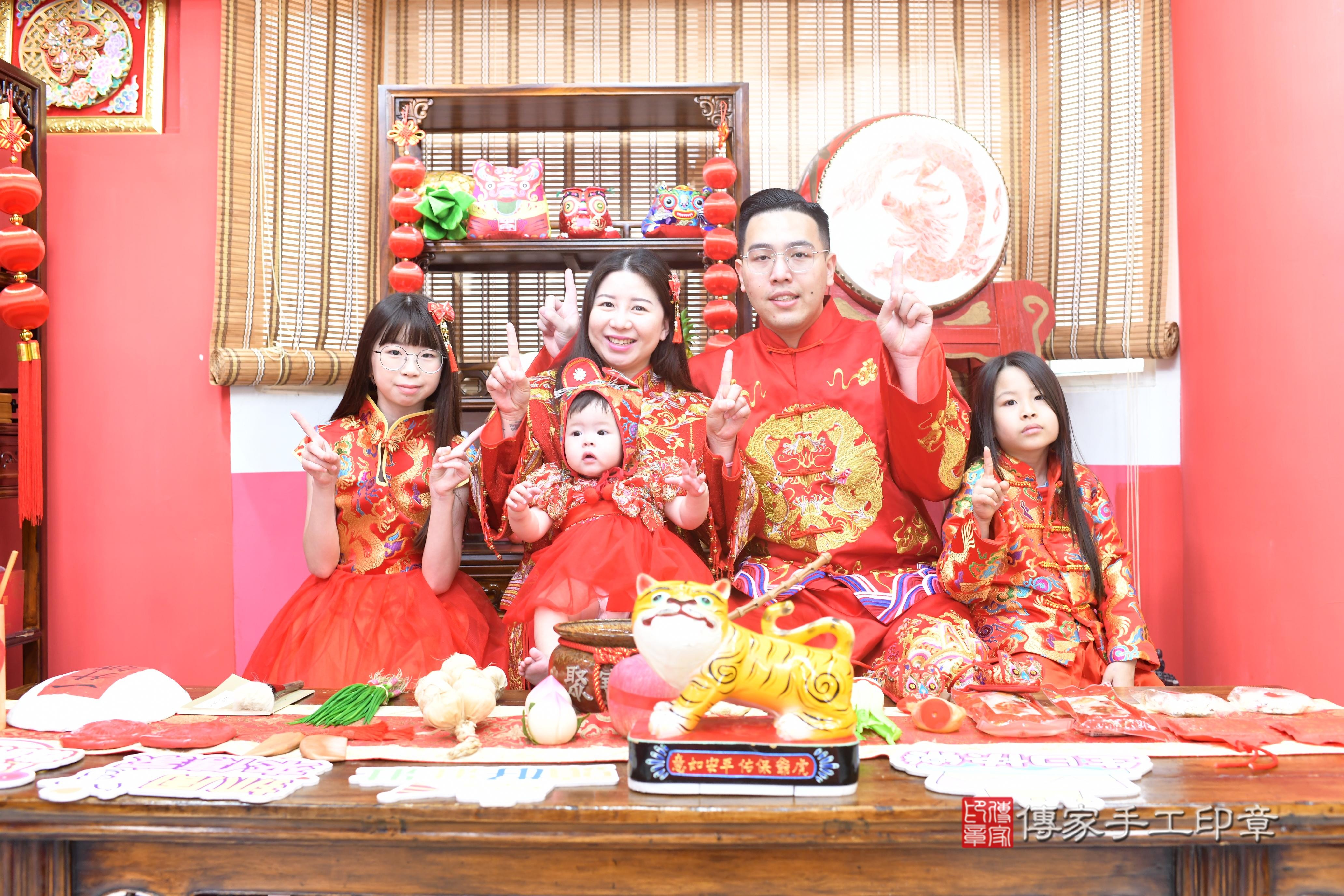 傳家手工印章高雄店、抓周、度脺、中國風會場、傳家嬰兒古禮、吉祥話、抓周道具物品24種、拍照。抓周證書。寶寶抓周、滿周歲、生日快樂、祝福