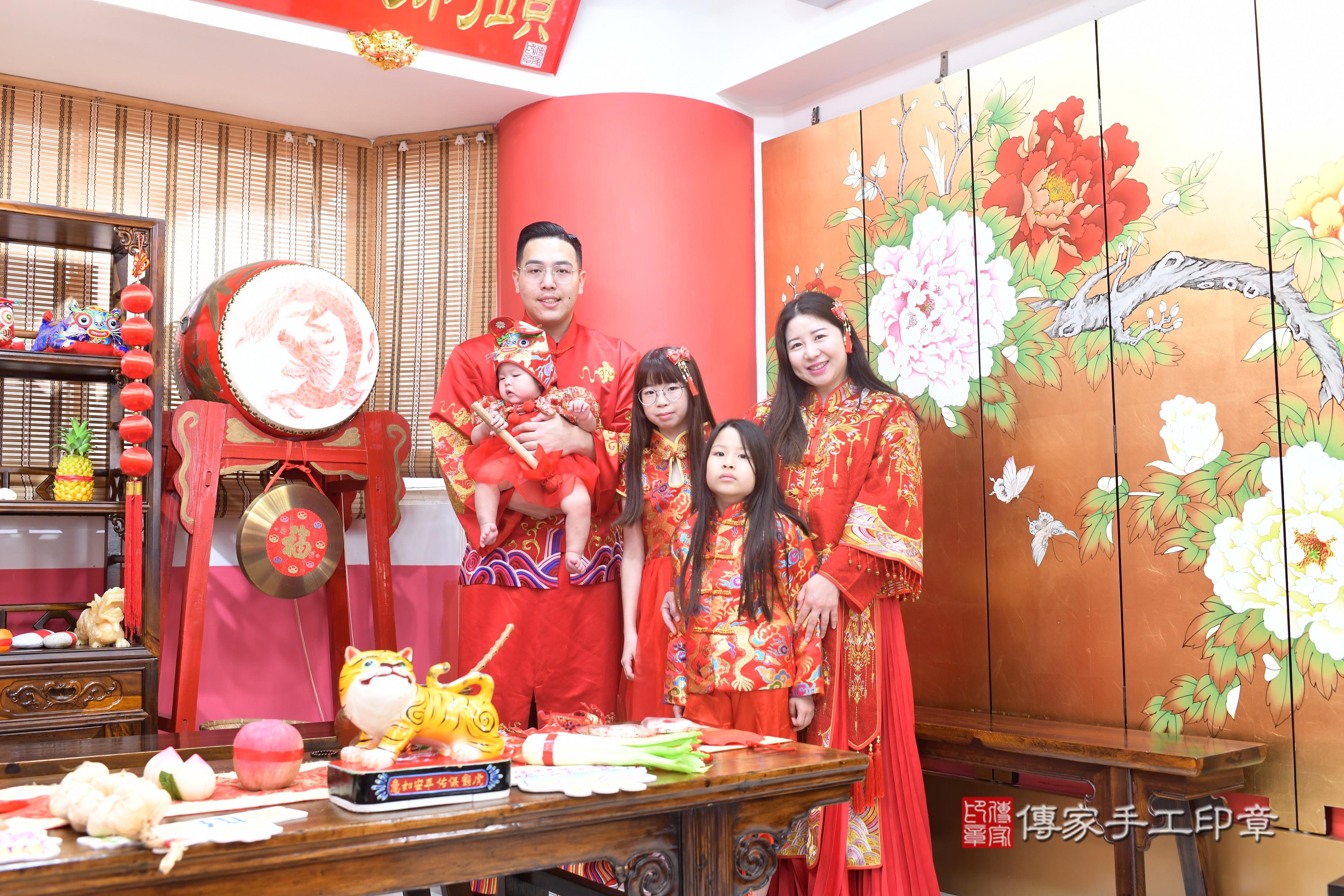 傳家手工印章高雄店、抓周、度脺、中國風會場、傳家嬰兒古禮、吉祥話、抓周道具物品24種、拍照。抓周證書。寶寶抓周、滿周歲、生日快樂、祝福