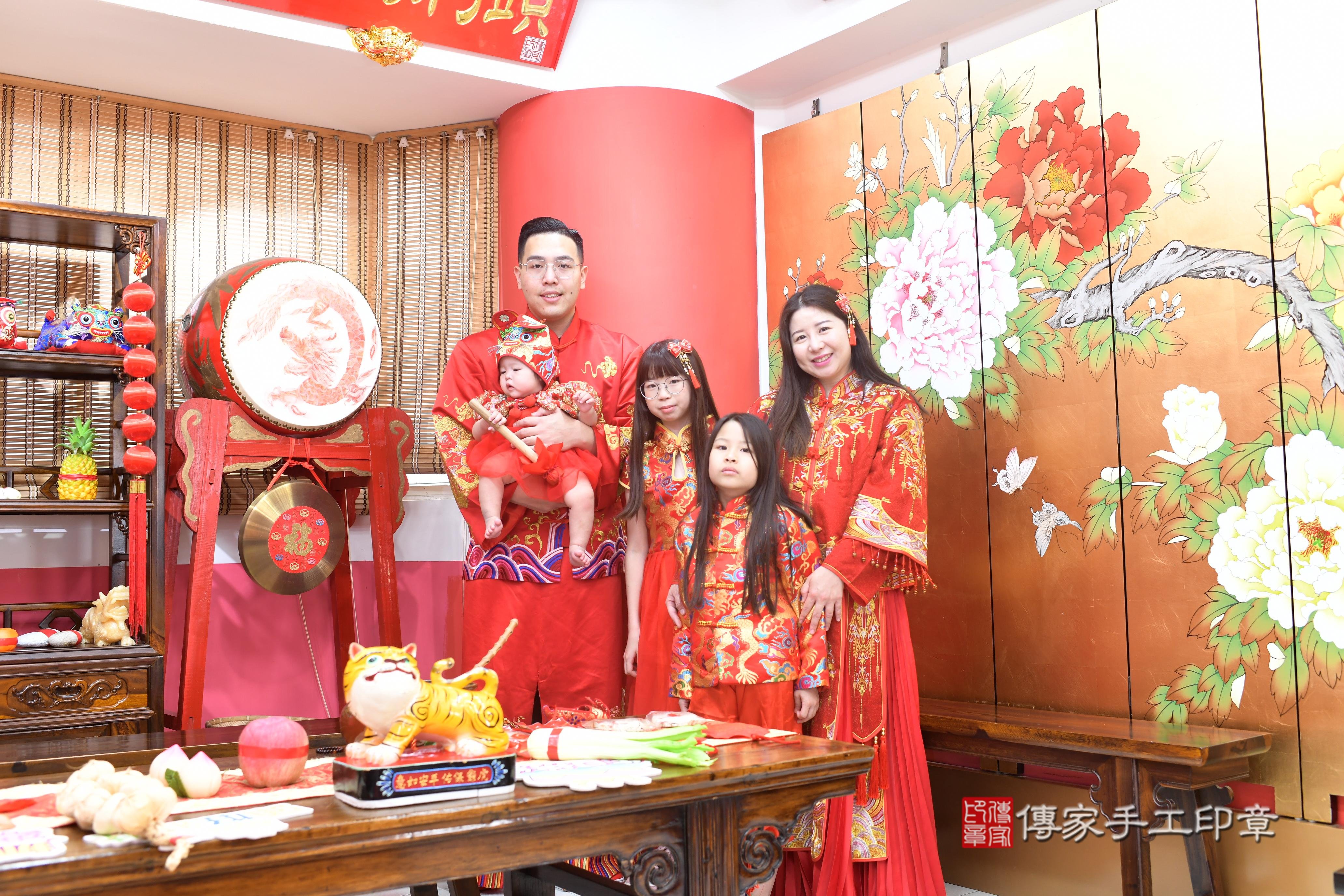 傳家手工印章高雄店、抓周、度脺、中國風會場、傳家嬰兒古禮、吉祥話、抓周道具物品24種、拍照。抓周證書。寶寶抓周、滿周歲、生日快樂、祝福