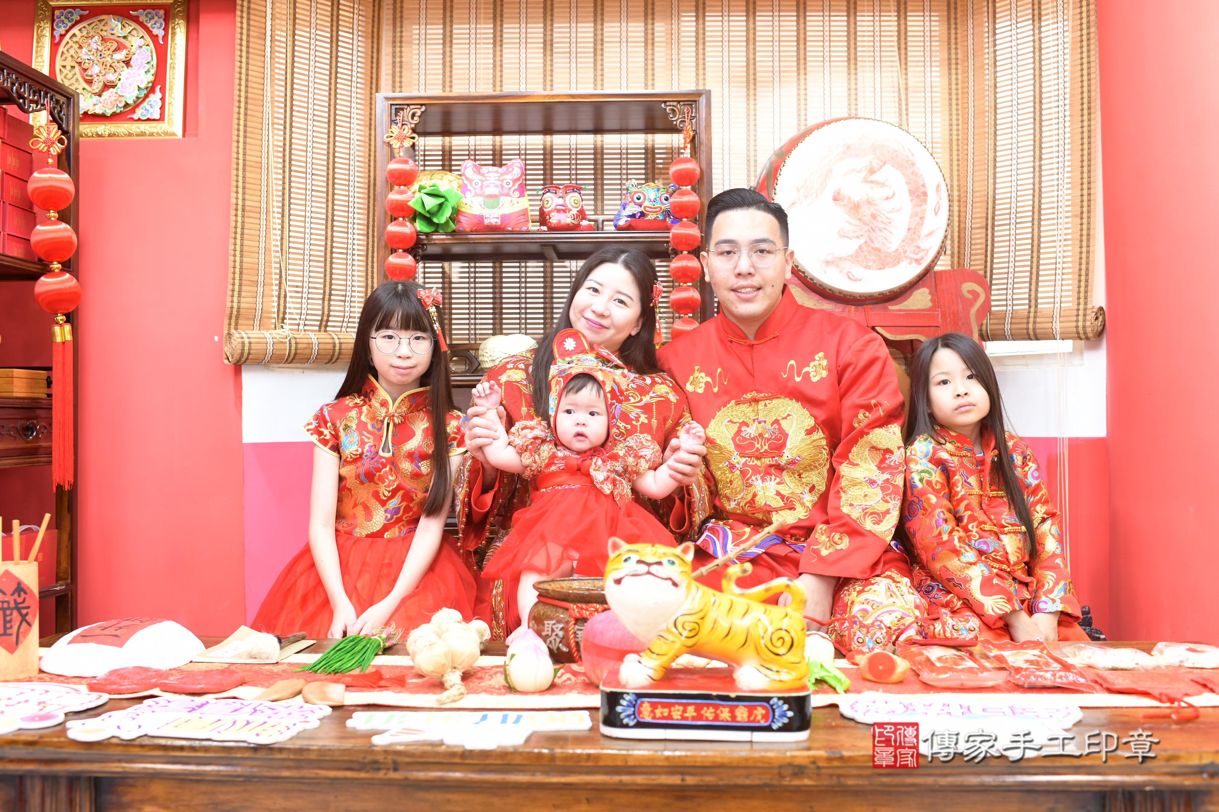 傳家手工印章高雄店、抓周、度脺、中國風會場、傳家嬰兒古禮、吉祥話、抓周道具物品24種、拍照。抓周證書。寶寶抓周、滿周歲、生日快樂、祝福