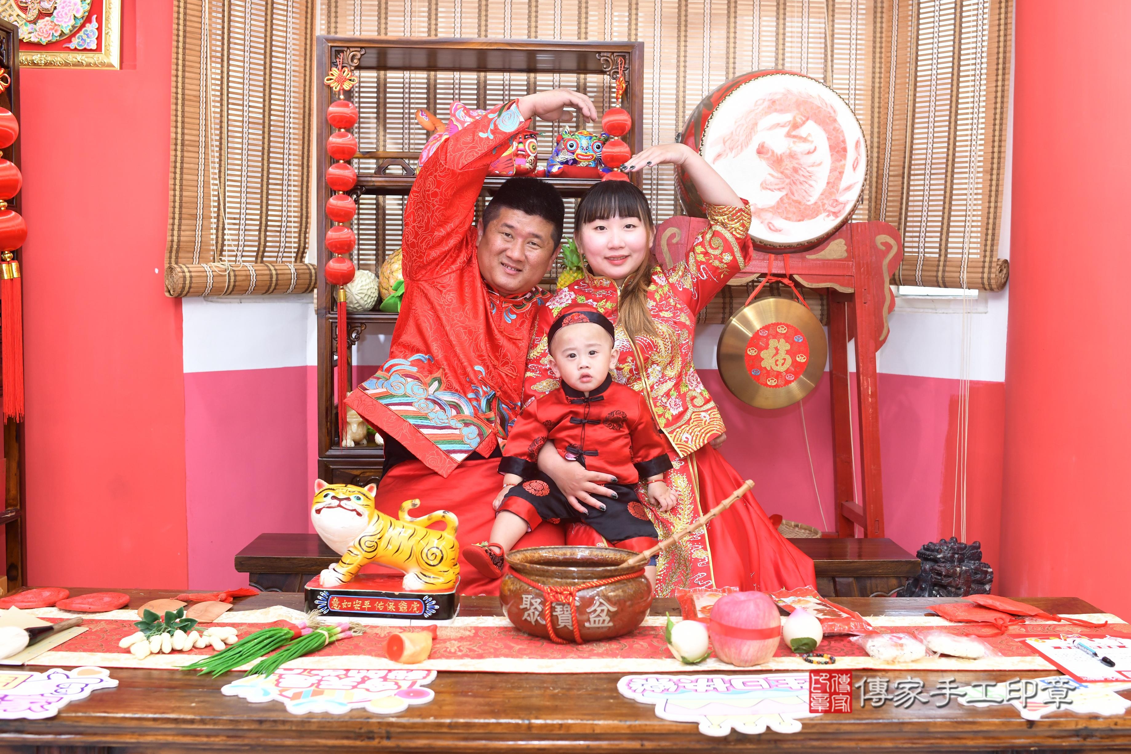 傳家手工印章高雄店、抓周、度脺、中國風會場、傳家嬰兒古禮、吉祥話、抓周道具物品24種、拍照。抓周證書。寶寶抓周、滿周歲、生日快樂、祝福