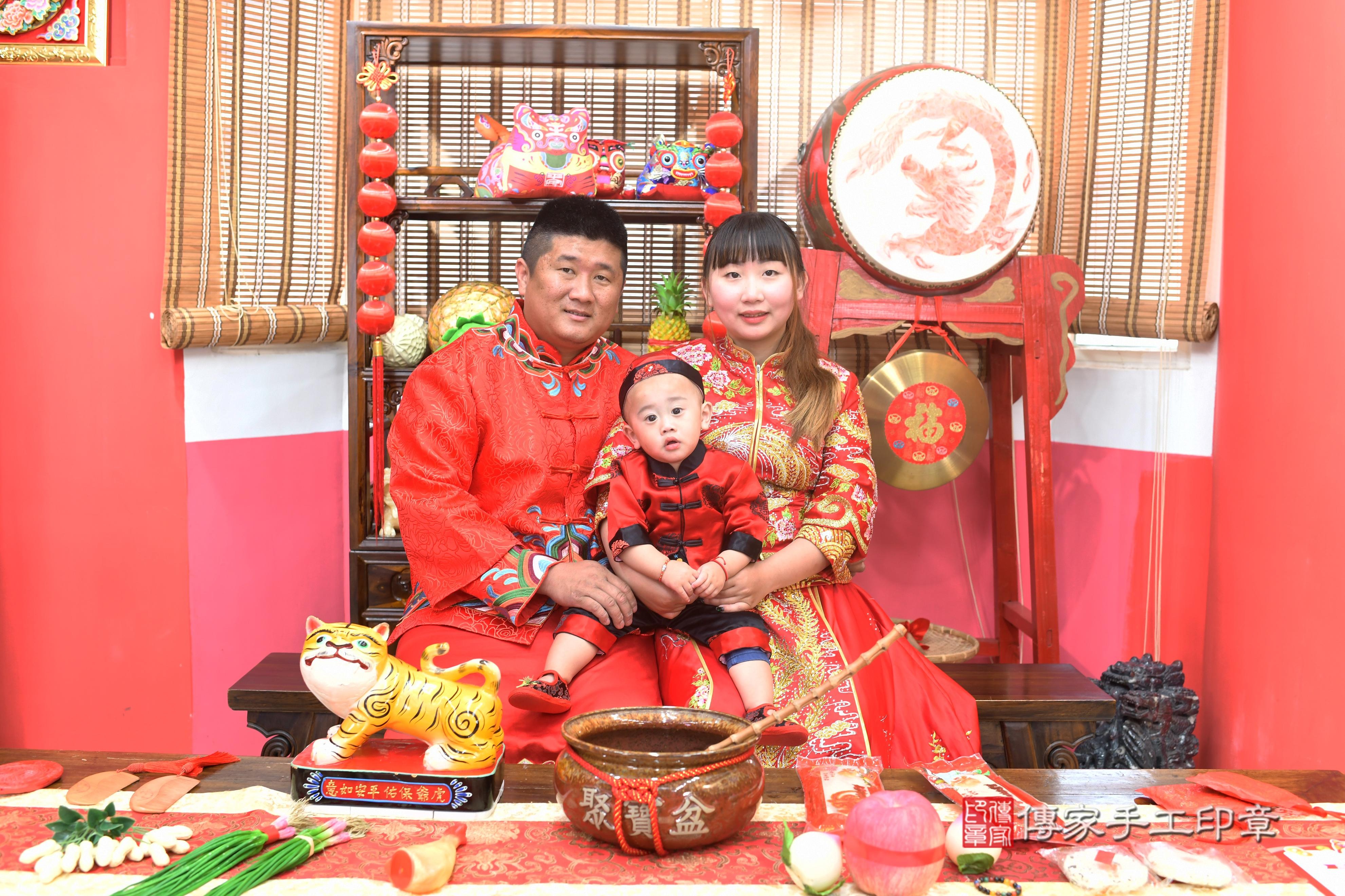 傳家手工印章高雄店、抓周、度脺、中國風會場、傳家嬰兒古禮、吉祥話、抓周道具物品24種、拍照。抓周證書。寶寶抓周、滿周歲、生日快樂、祝福