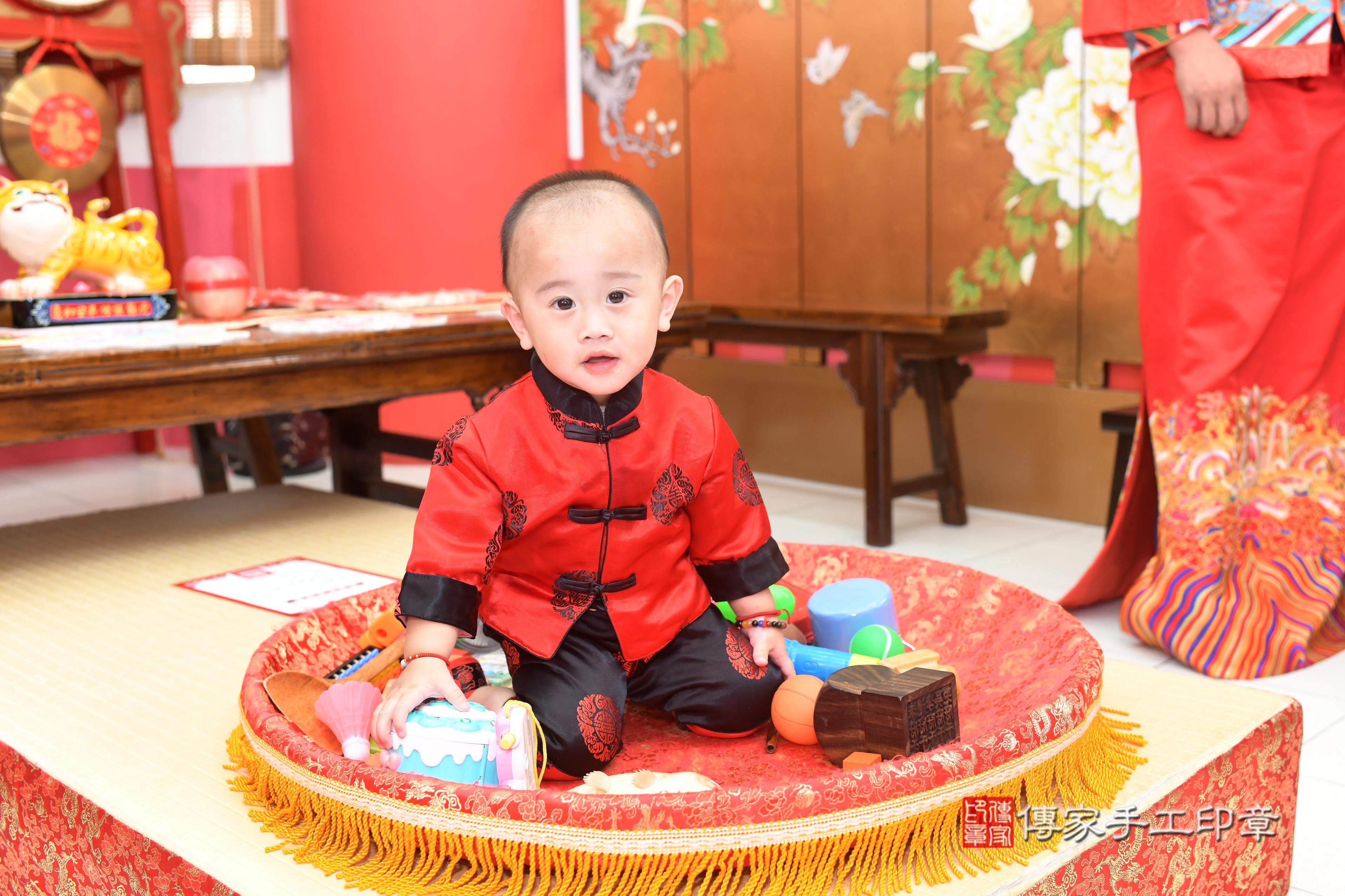 從古時傳承至今的「抓周」儀式,是寶寶滿周 .....照:25