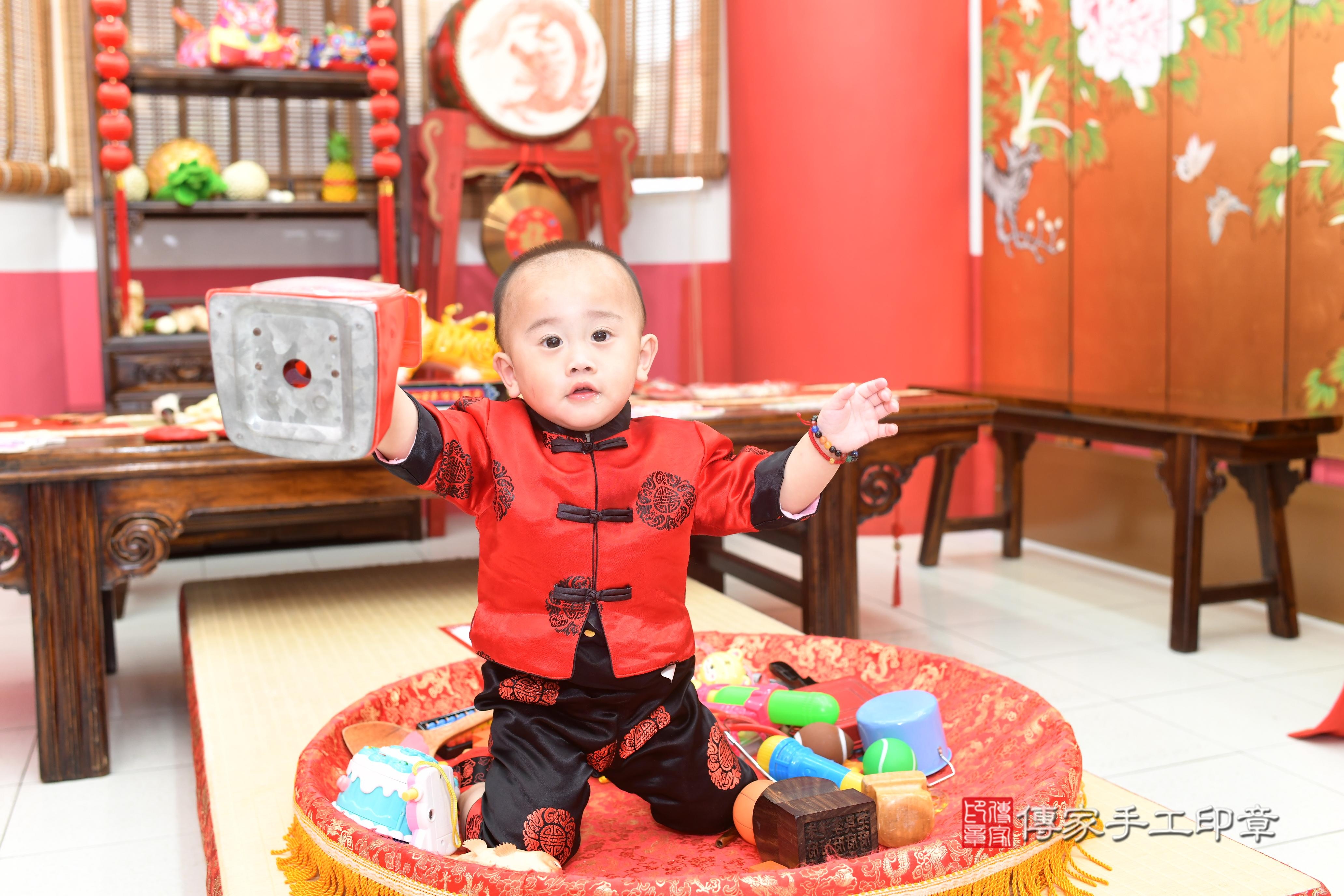 傳家手工印章高雄店、抓周、度脺、中國風會場、傳家嬰兒古禮、吉祥話、抓周道具物品24種、拍照。抓周證書。寶寶抓周、滿周歲、生日快樂、祝福
