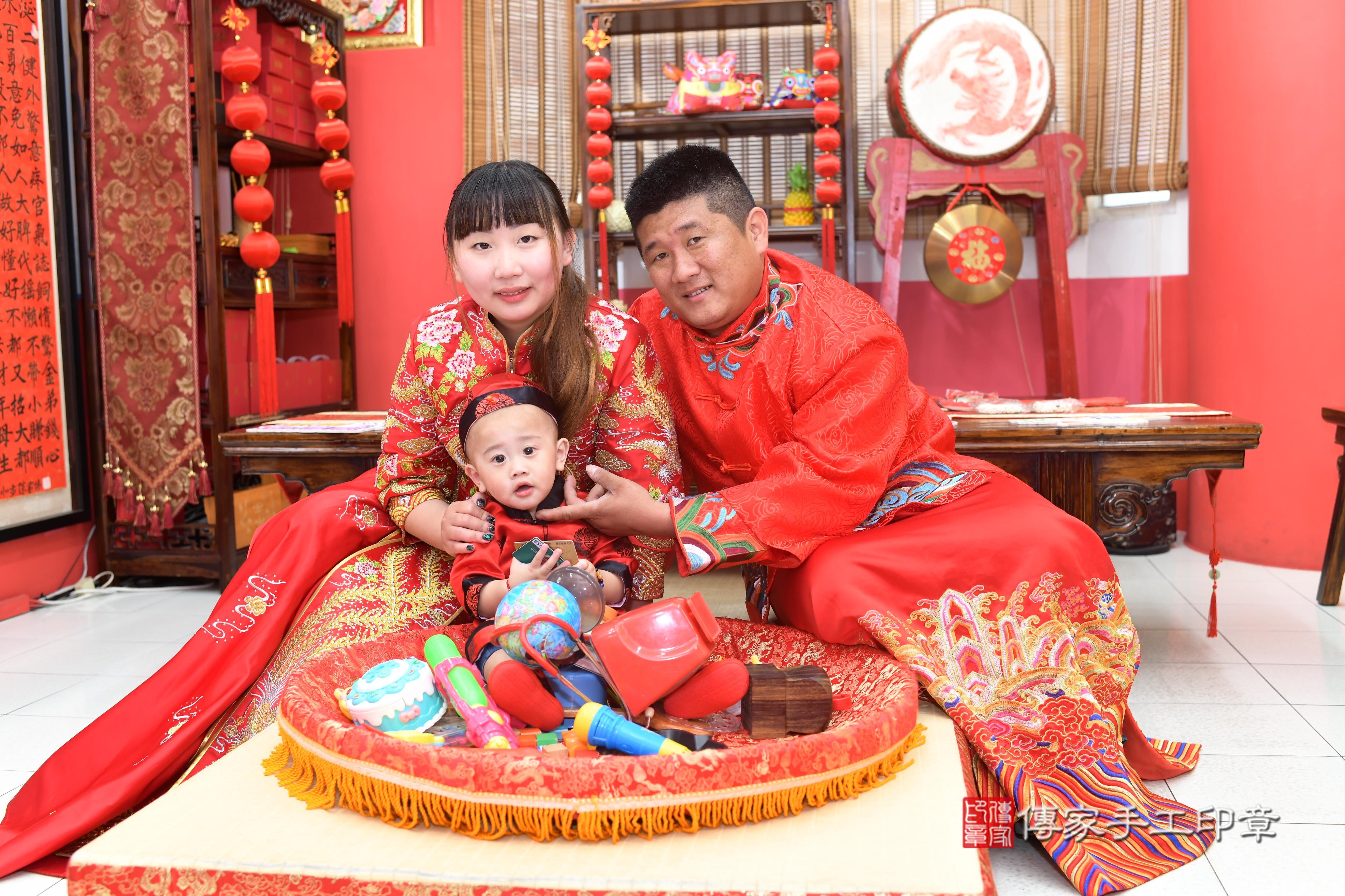 傳家手工印章高雄店、抓周、度脺、中國風會場、傳家嬰兒古禮、吉祥話、抓周道具物品24種、拍照。抓周證書。寶寶抓周、滿周歲、生日快樂、祝福